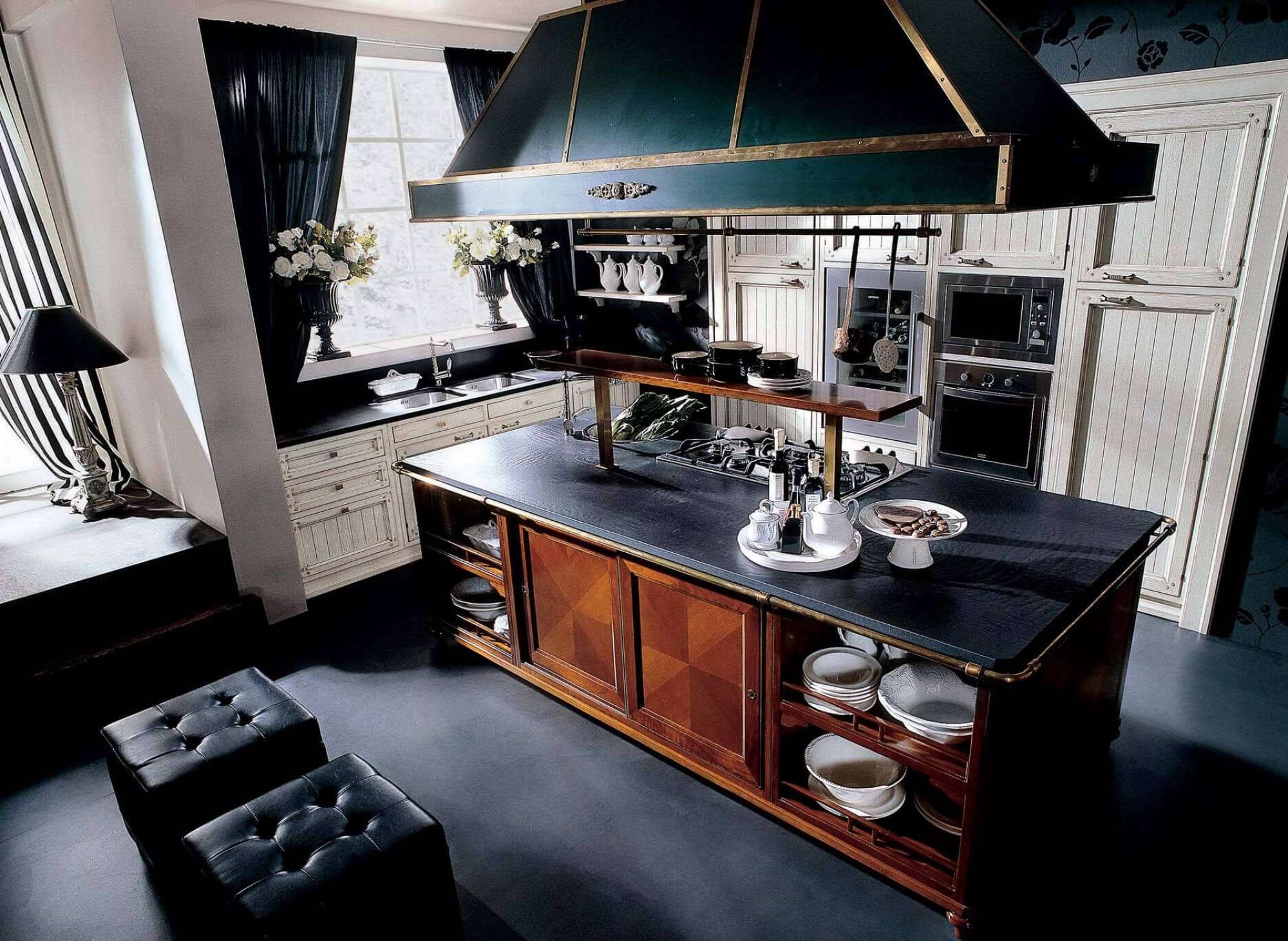 Cucina su misura in legno massiccio di castagno patinato bianco con isola in ciliegio, design Martini Verona