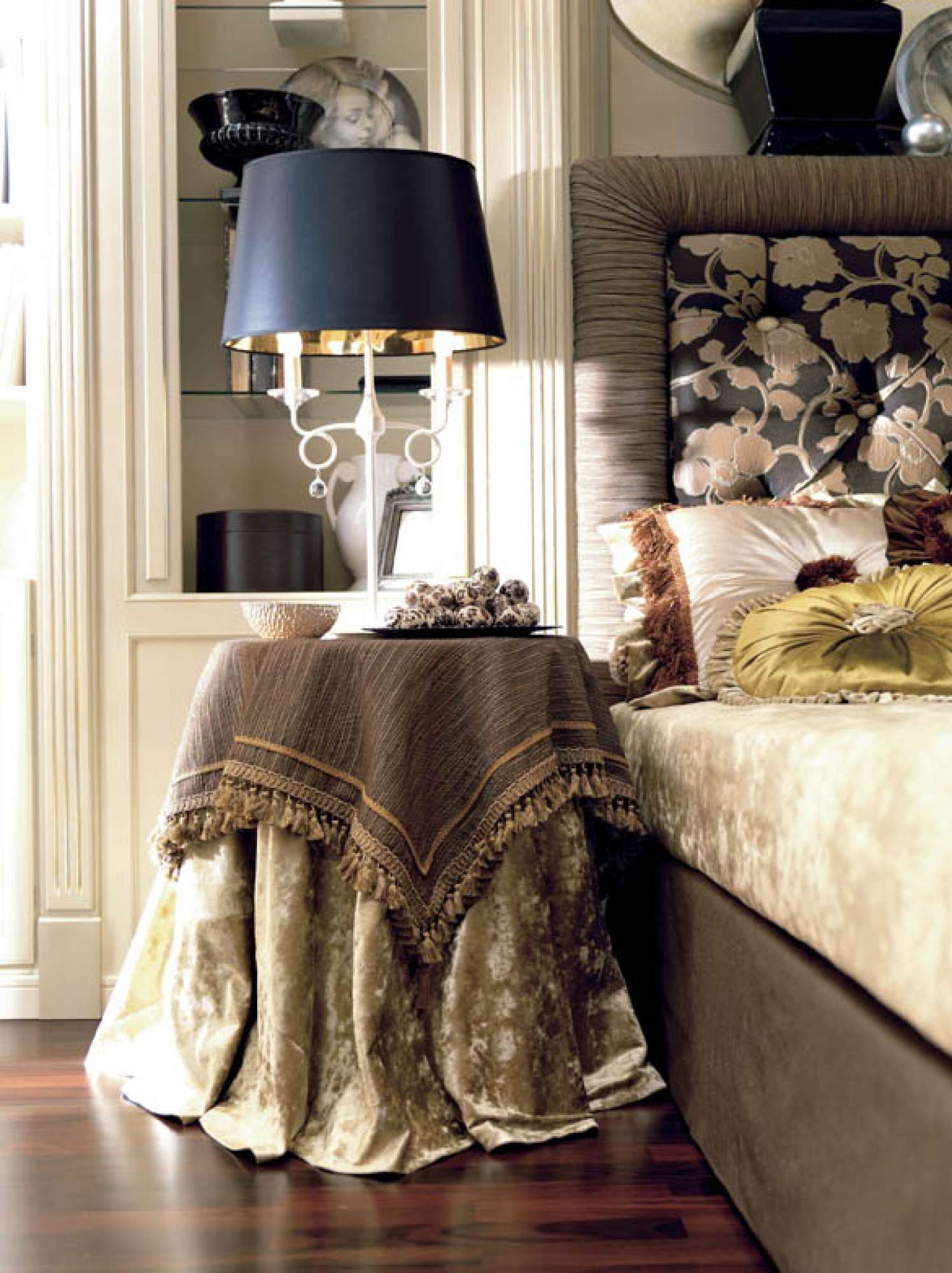 Camera da letto su misura di lusso classica con intagli a mano, design Martini Verona