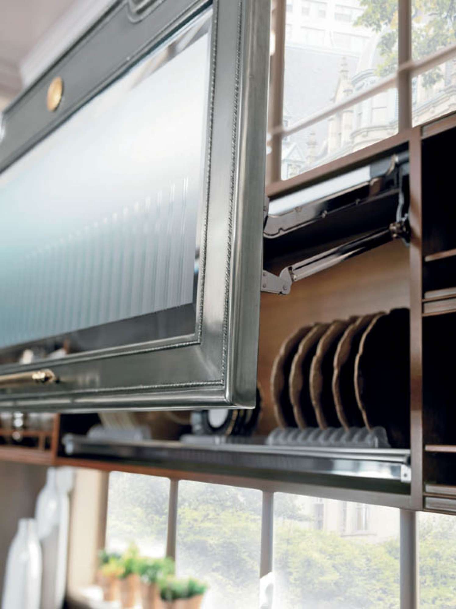 Cucina su misura in noce scuro e laccato grigio, dettaglio pensili, design Martini Verona