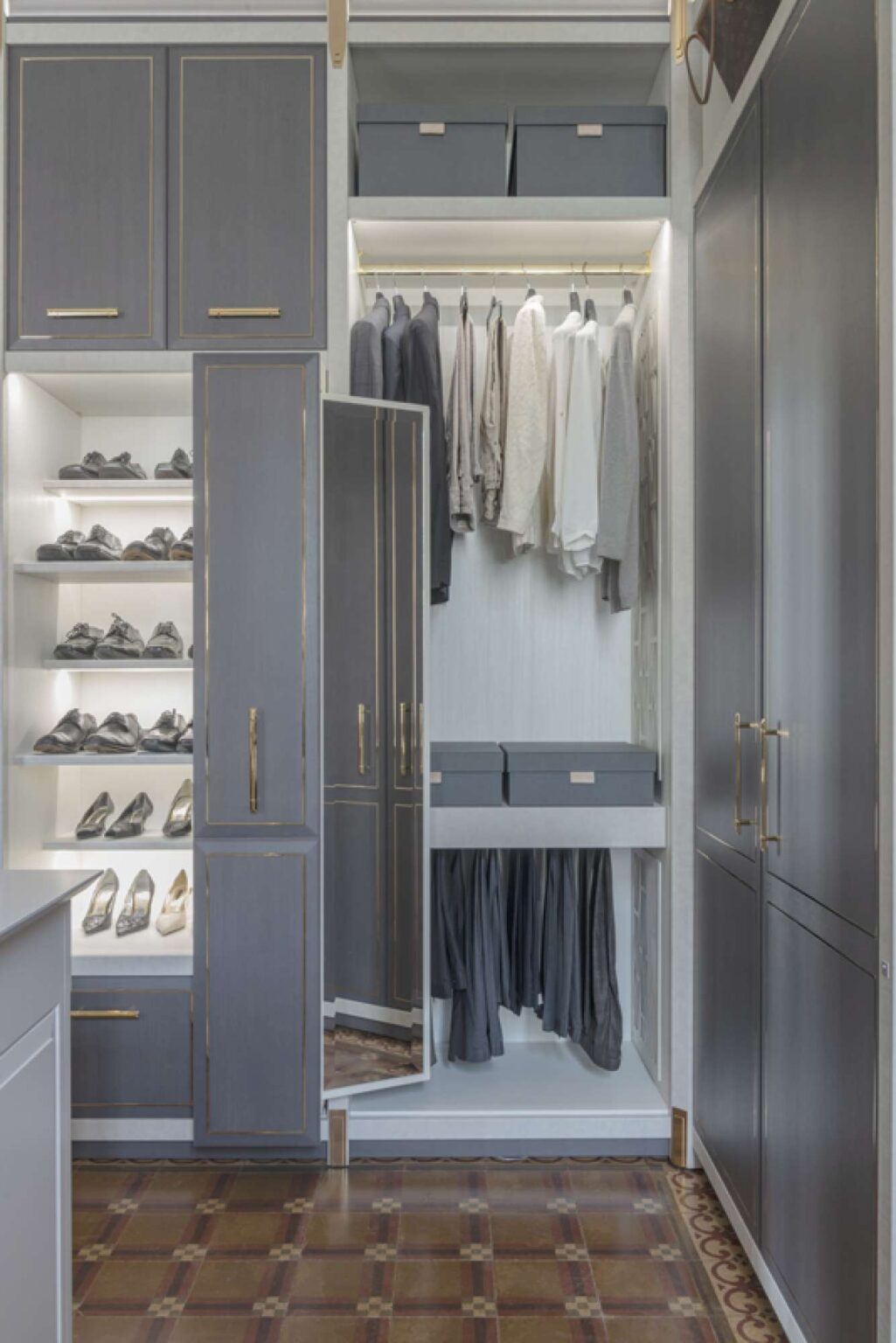 Cabina armadio su misura di lusso grigia, design Martini Verona