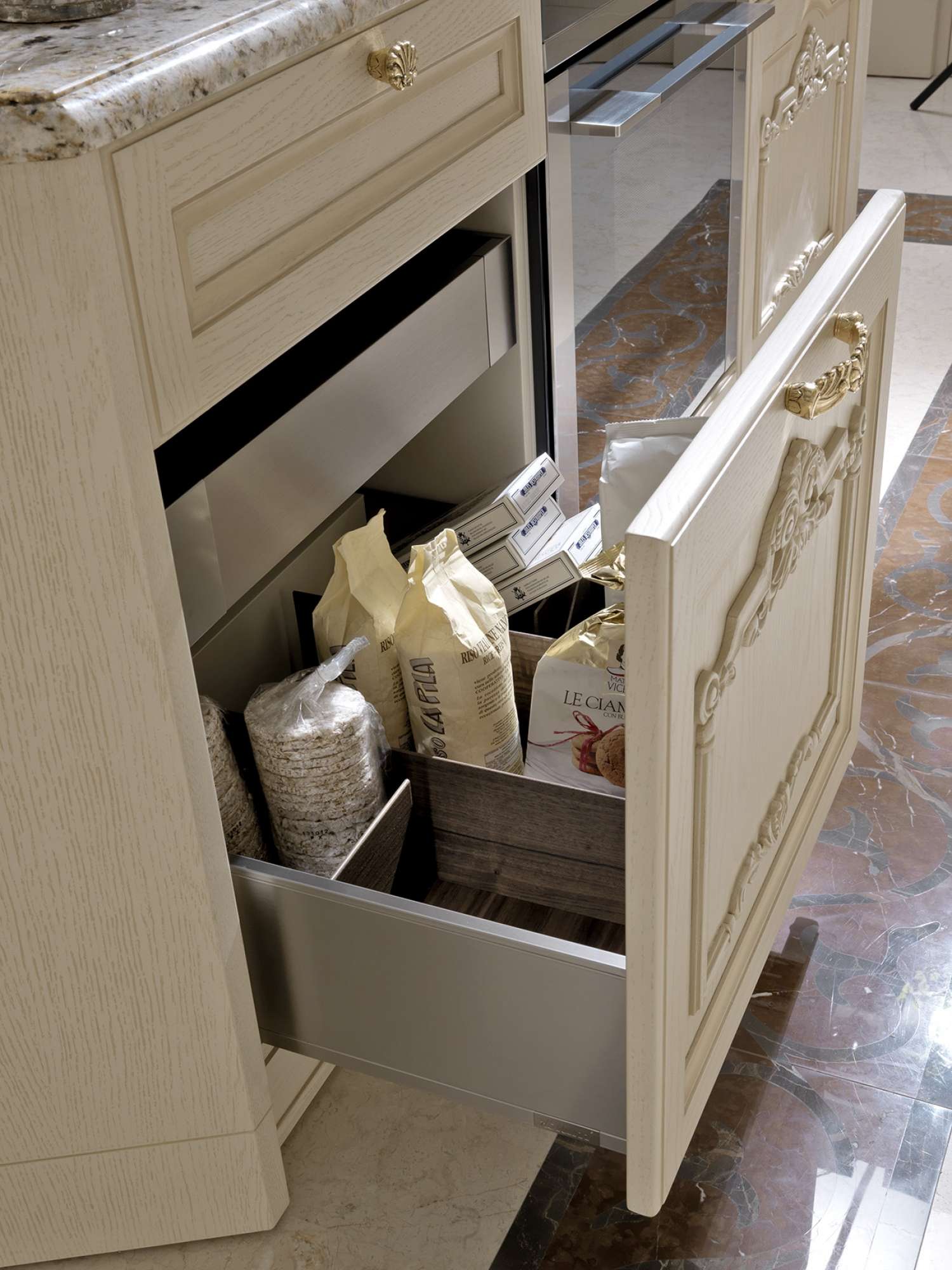 Cucina di lusso su misura in rovere con intagli e finiture dorate, design Martini Verona