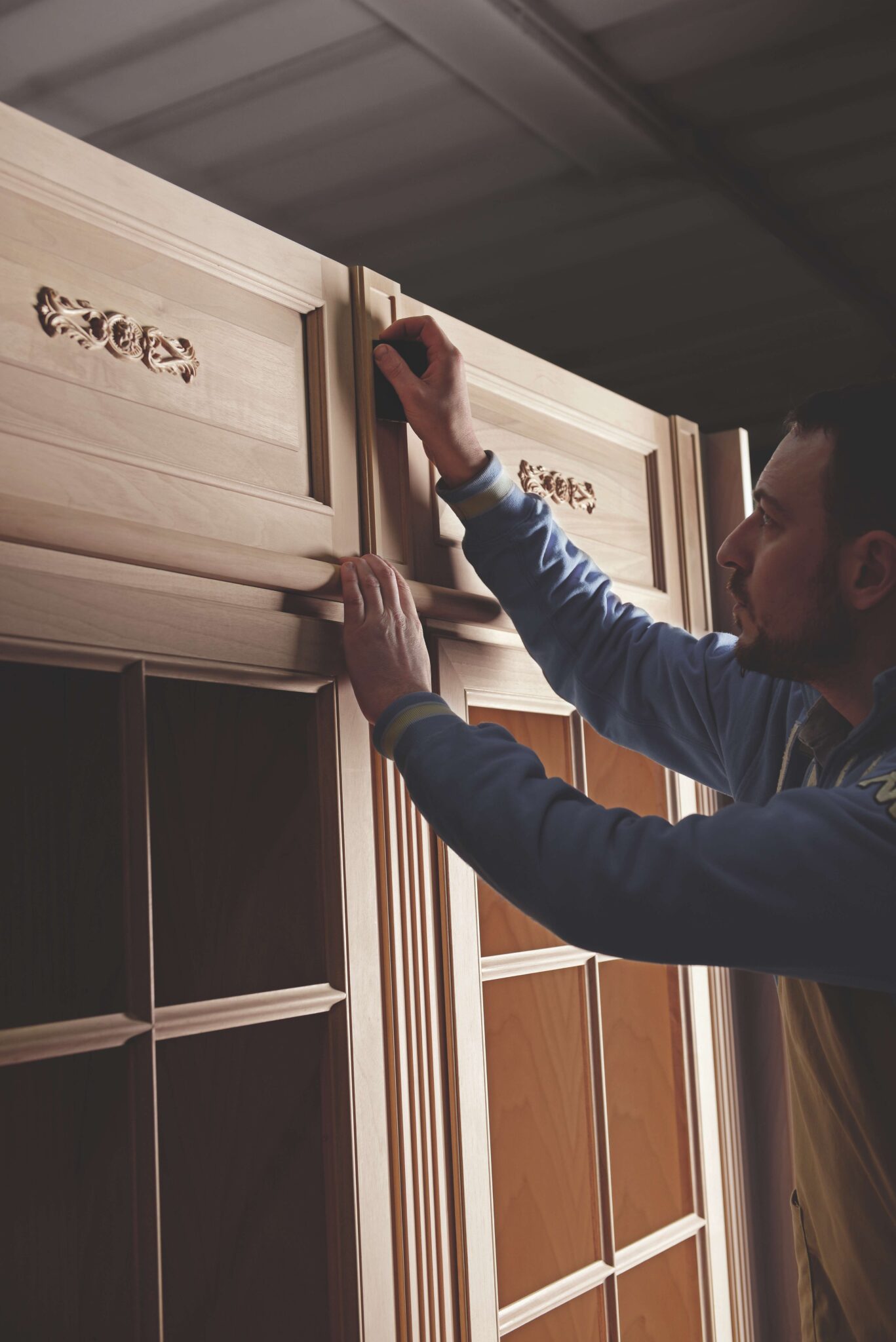 Lavorazione artigianale di arredo su misura in legno realizzata da Martini Verona, dettaglio di montaggio e finiture – martini-verona.it