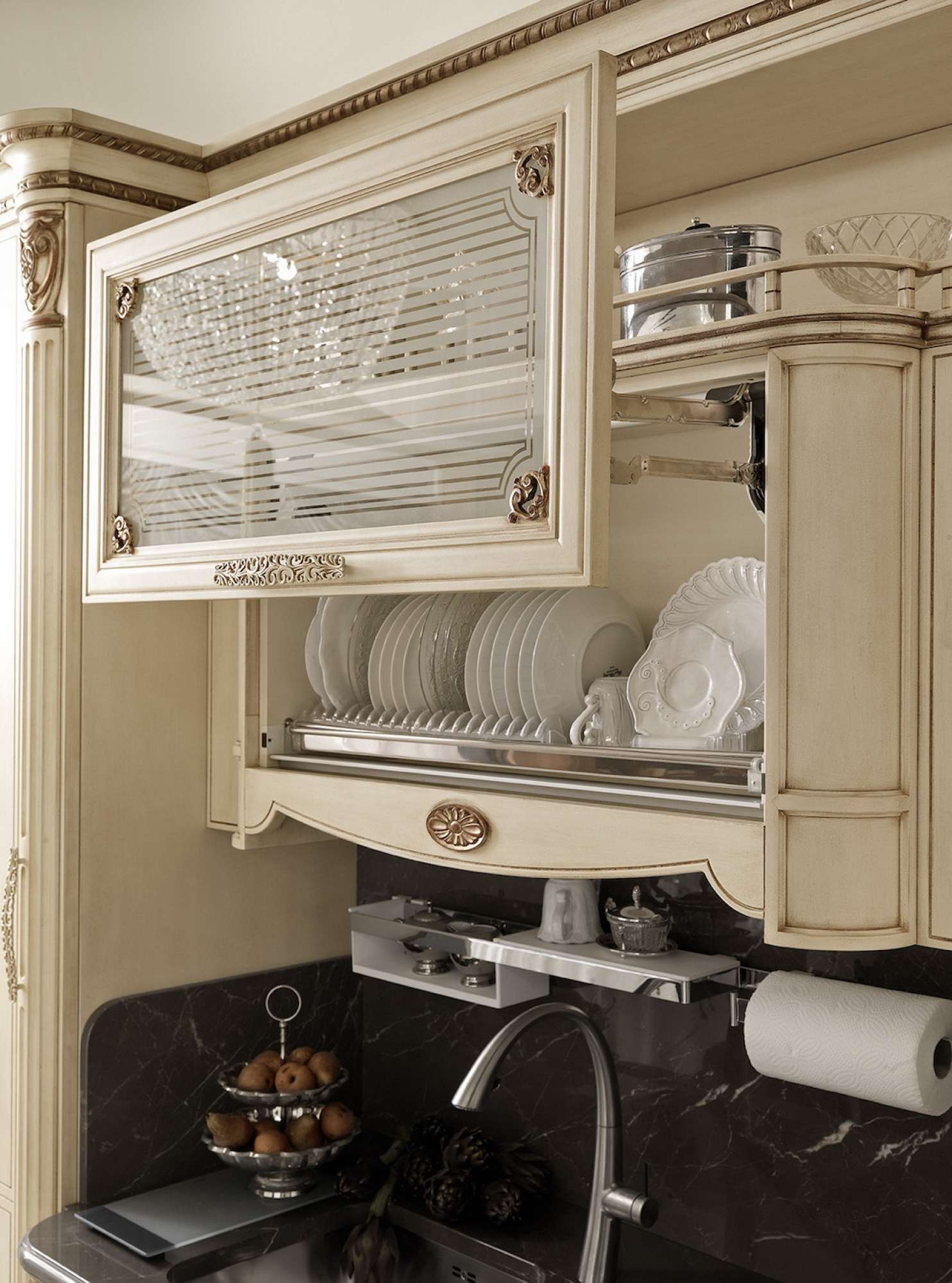 Cucina su misura di lusso laccata vaniglia vintage con decori in foglia oro, design Martini Verona