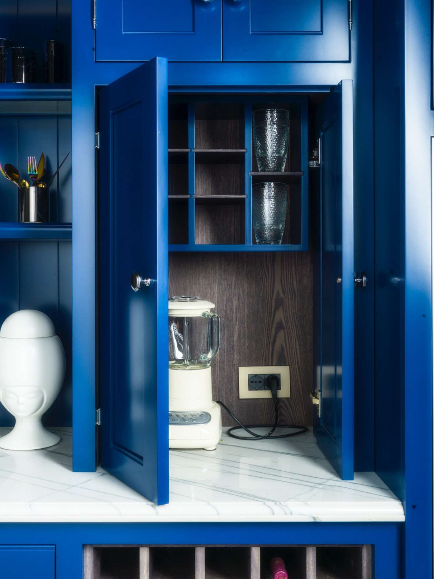 Cucina su misura stile shaker in legno massiccio e laccatura blu e bianca, dettaglio pensili, design Martini Verona