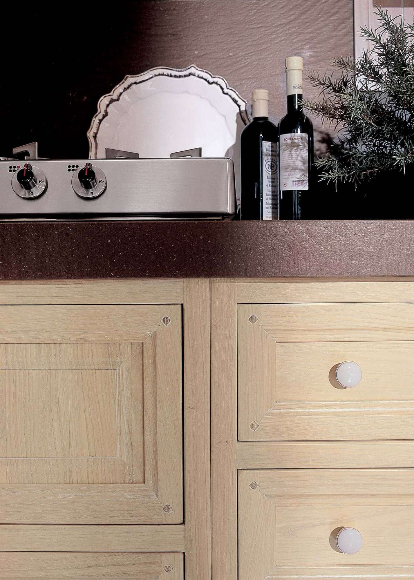 Cucina su misura in legno massiccio, dettaglio top e cassetti, design Martini Verona