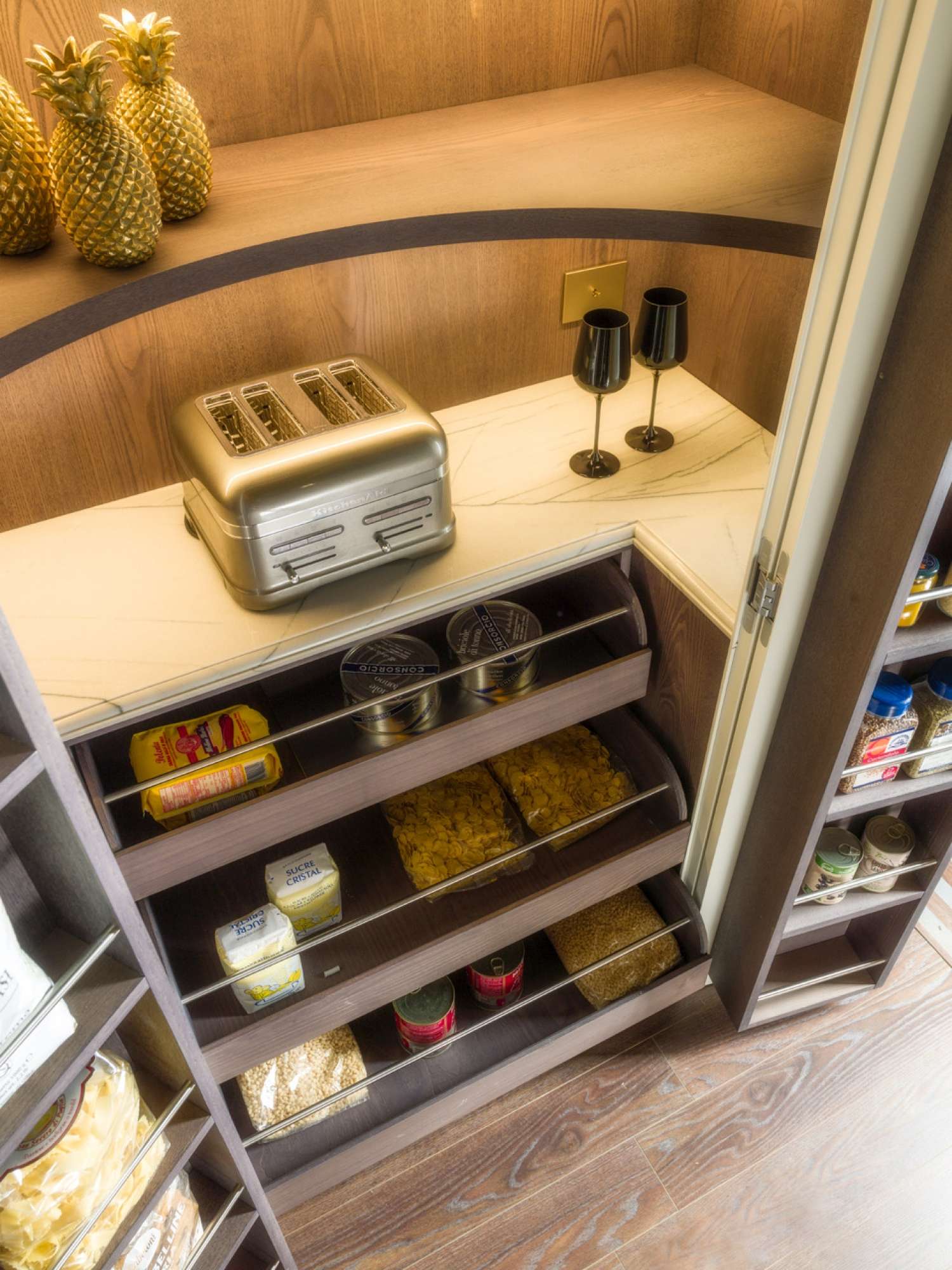 Cucina su misura stile shaker in legno massiccio e laccatura blu e bianca, dettaglio interno dispensa, design Martini Verona