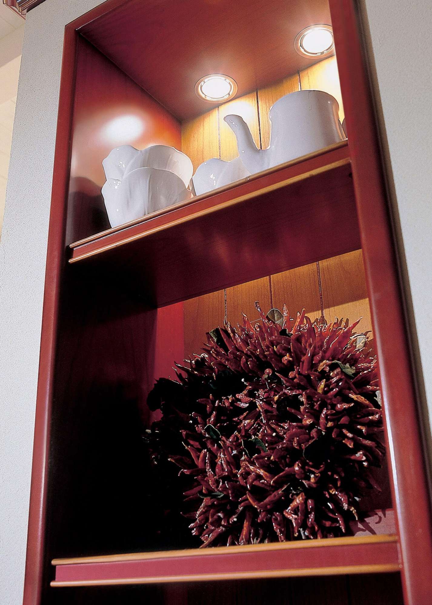 Cucina rossa in ciliegio su misura in stile country, dettaglio mensole, design Martini Verona