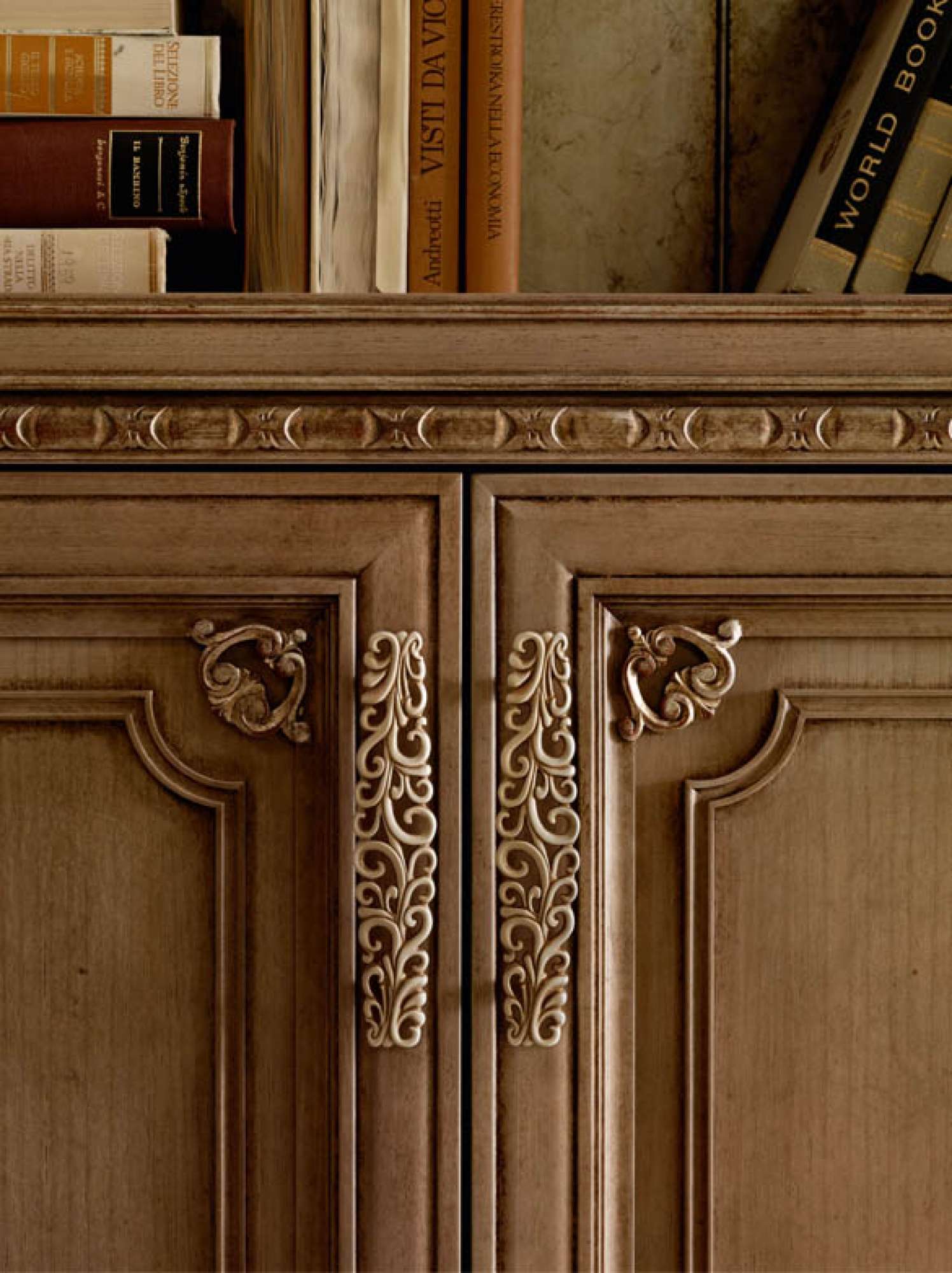 Mobili per zona giorno classico di lusso su misura, dettaglio ante in legno, design Martini Verona