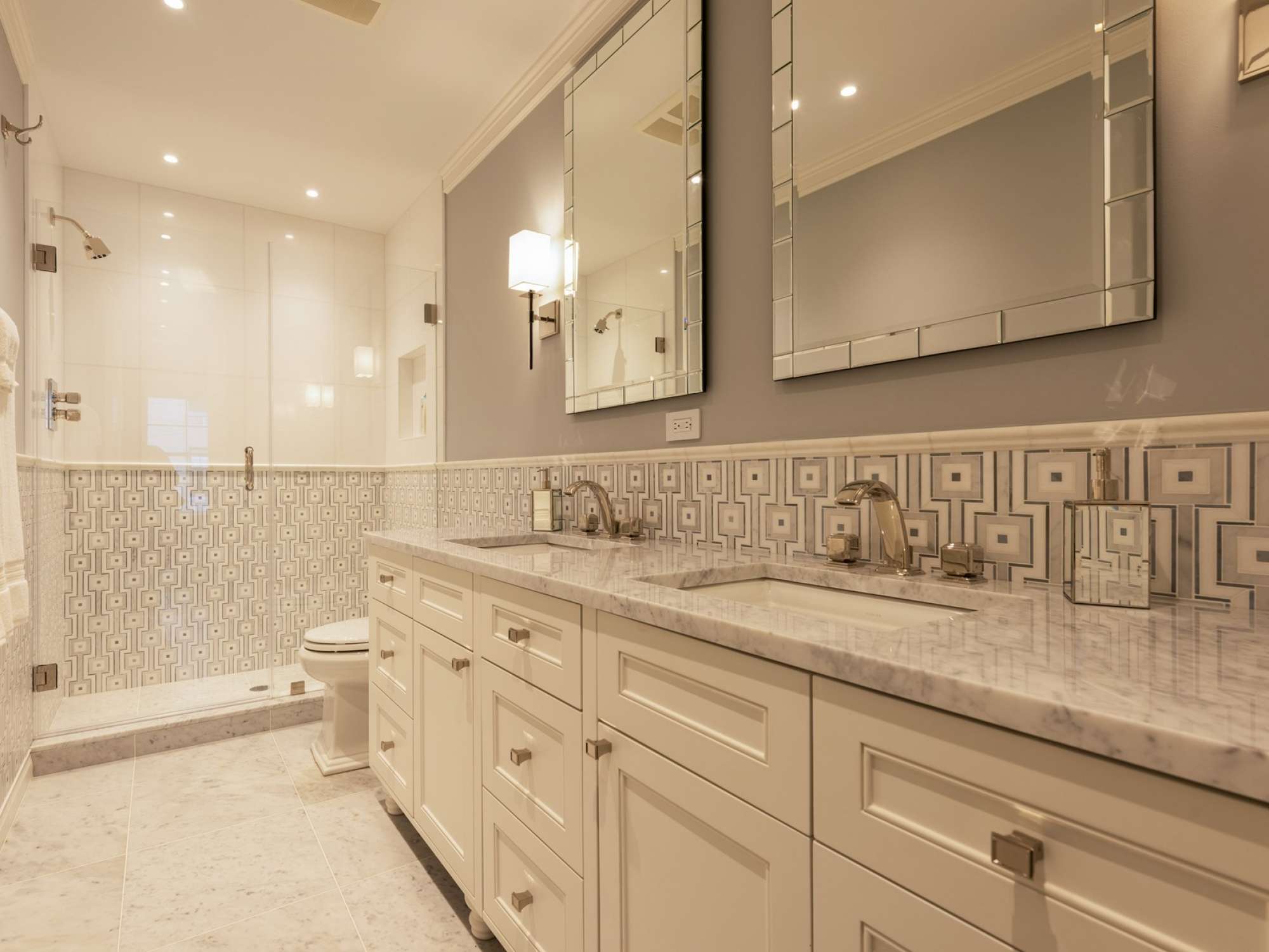 Arredo bagno su misura di lusso laccato bianco, design Martini Verona