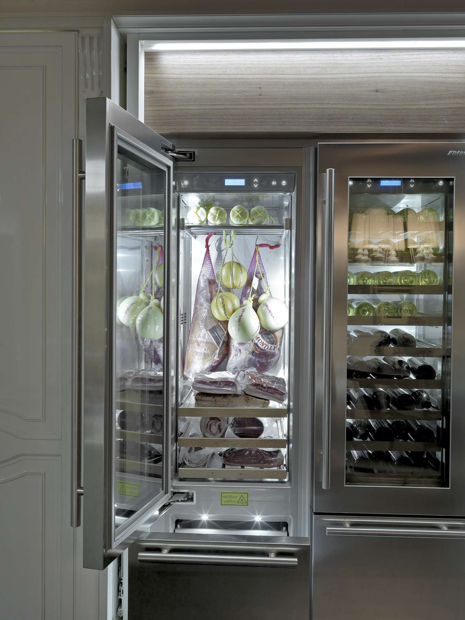 Cucina di lusso su misura laccata bianca, dettaglio frigo, design Martini Verona