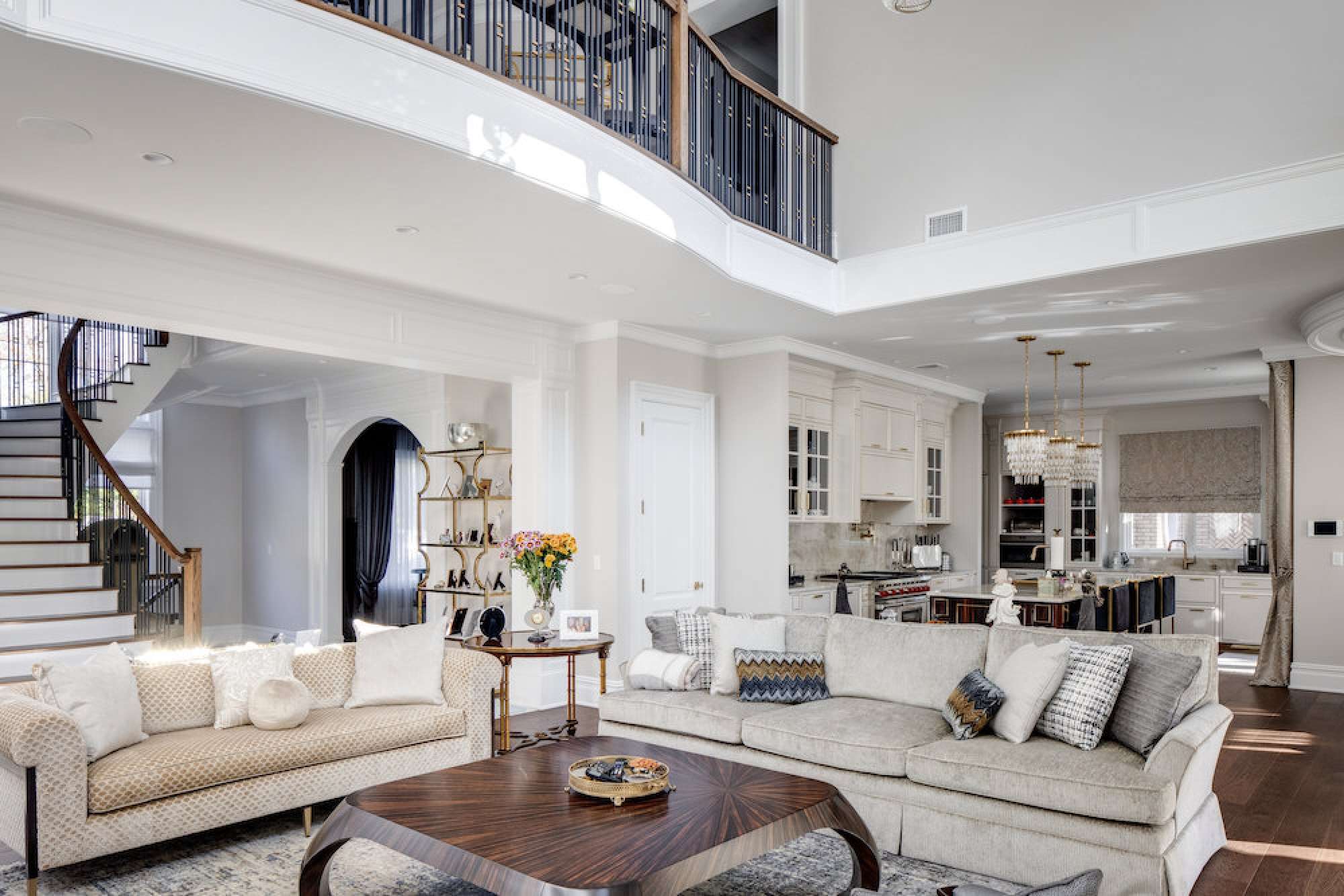 Cucina con isola su misura laccatura bianca in ebano e dettagli in ottone, dettaglio area living, design Martini Verona