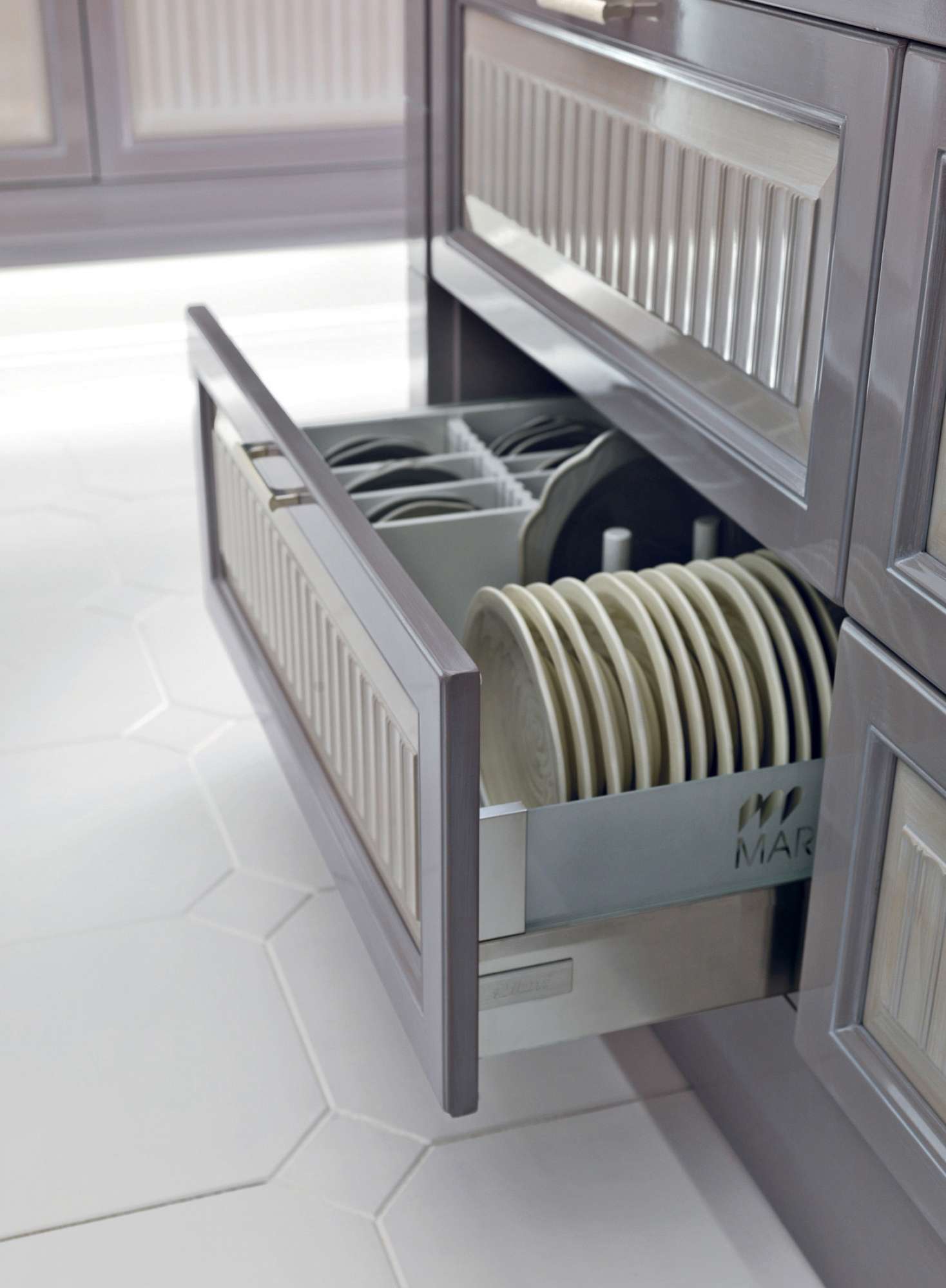 Cucina su misura contemporanea grigia lucido con finiture in vetro, dettaglio cassetto, design Martini Verona