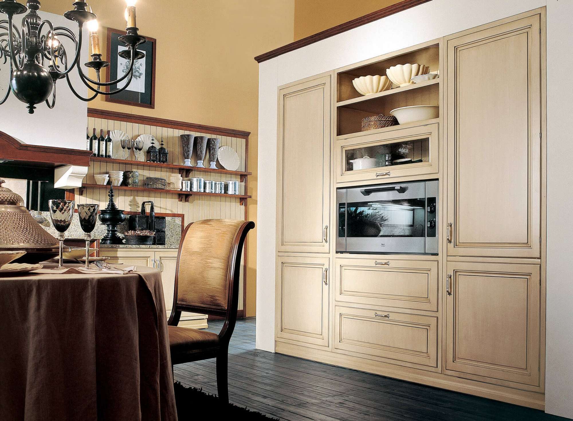 Cucina su misura di lusso in legno massiccio e laccatura panna, design Martini Verona