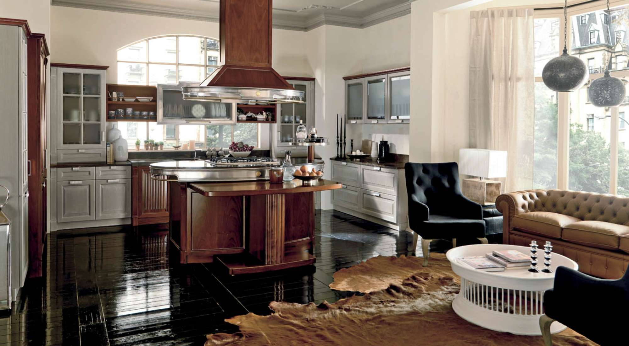 Cucina con isola su misura in noce scuro e laccato grigio, design Martini Verona