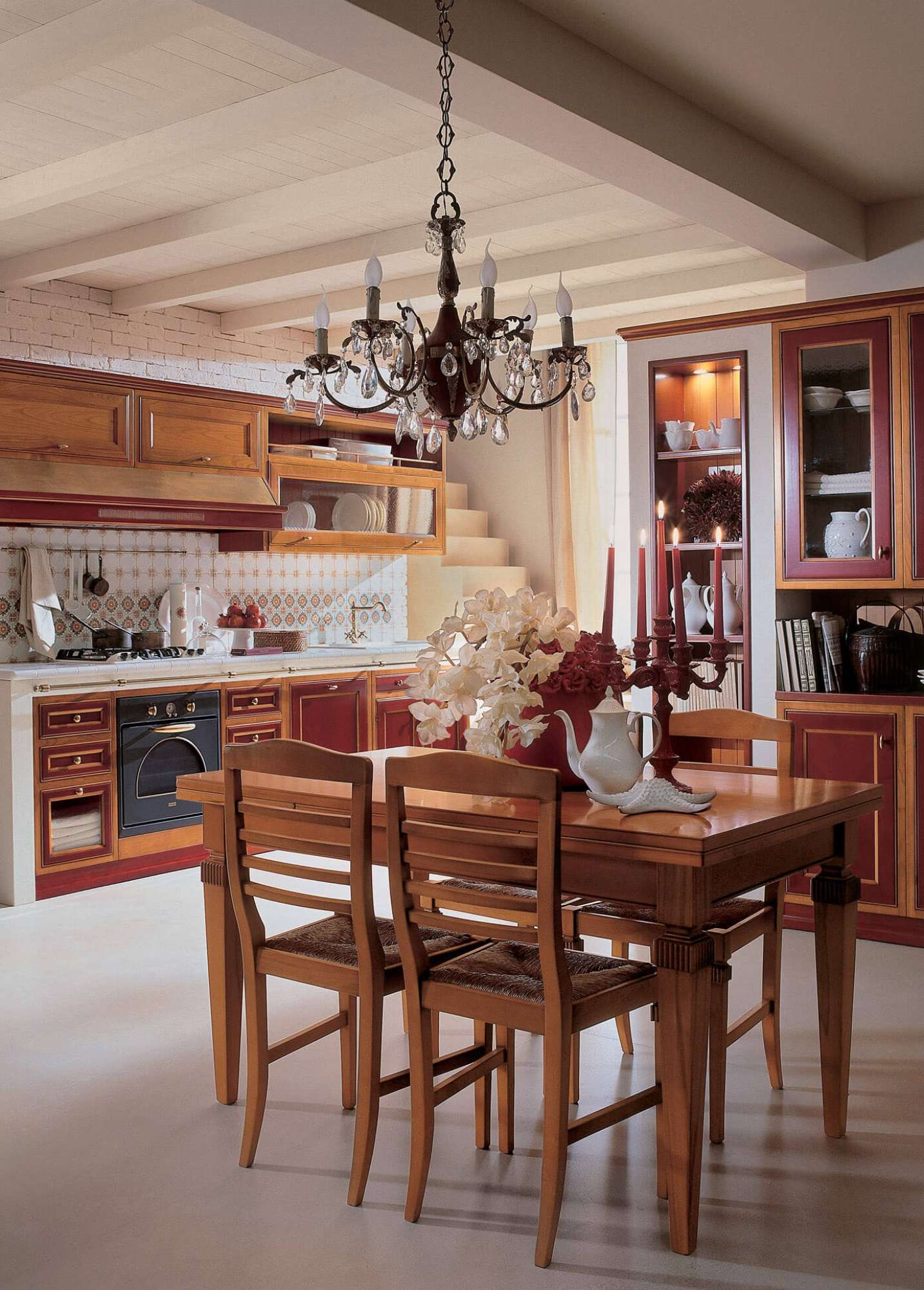 Cucina rossa in ciliegio su misura in stile country, design Martini Verona