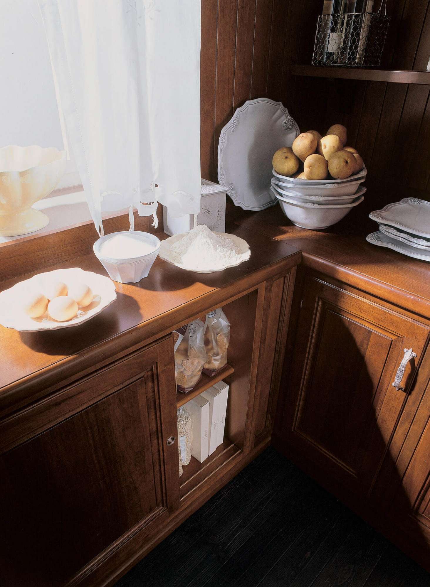 Cucina su misura di lusso in legno massiccio di noce, dettaglio pensili, design Martini Verona