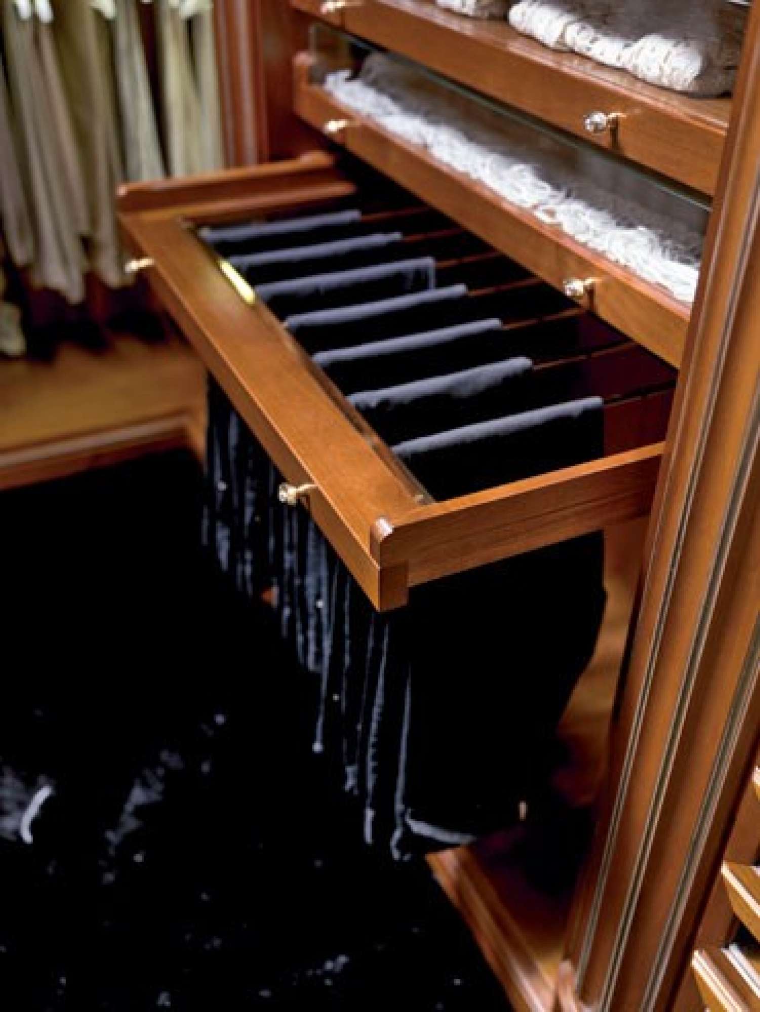 Cabina armadio su misura di lusso in ciliegio, dettaglio cassetti, design Martini Verona