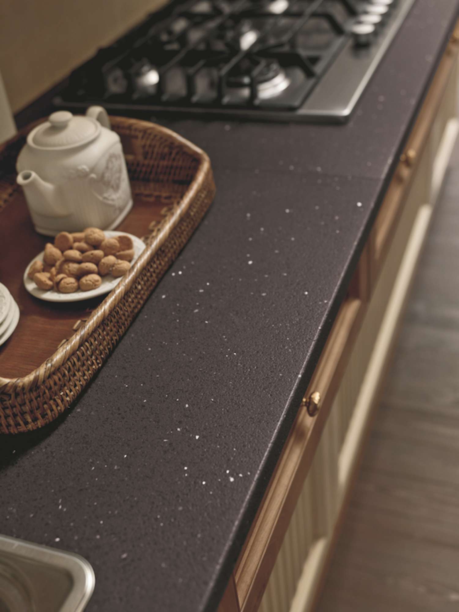 Cucina su misura moderna in noce crudo con finiture laccate, dettaglio top, design Martini Verona