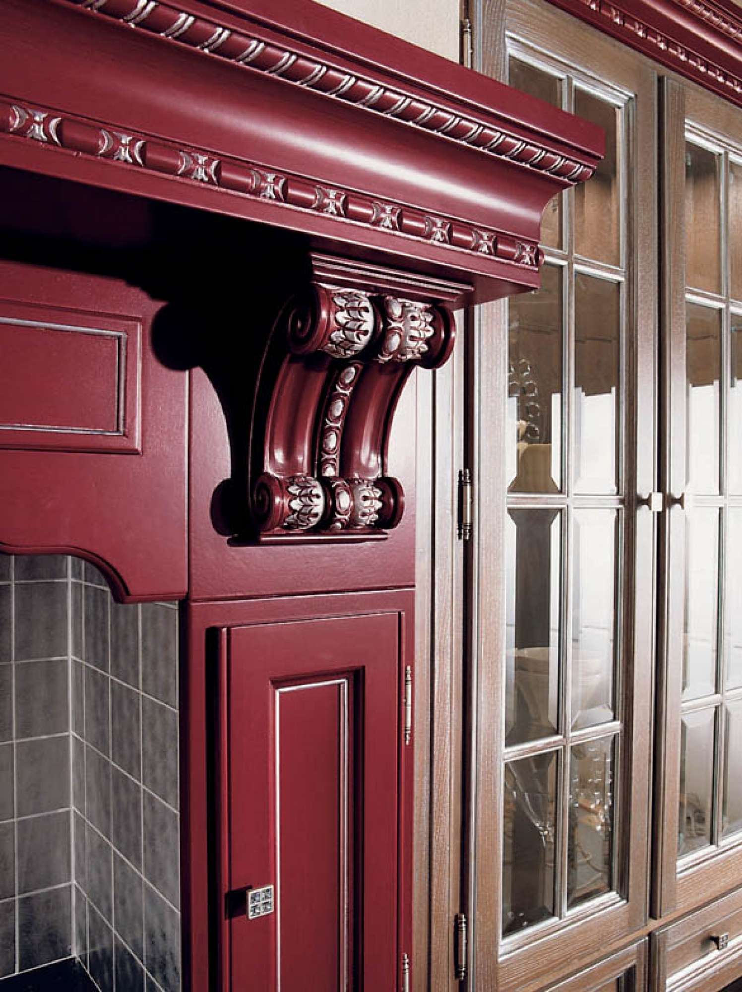 Cucina su misura in rovere patinato argento e finiture rosso laccato, design Martini Verona