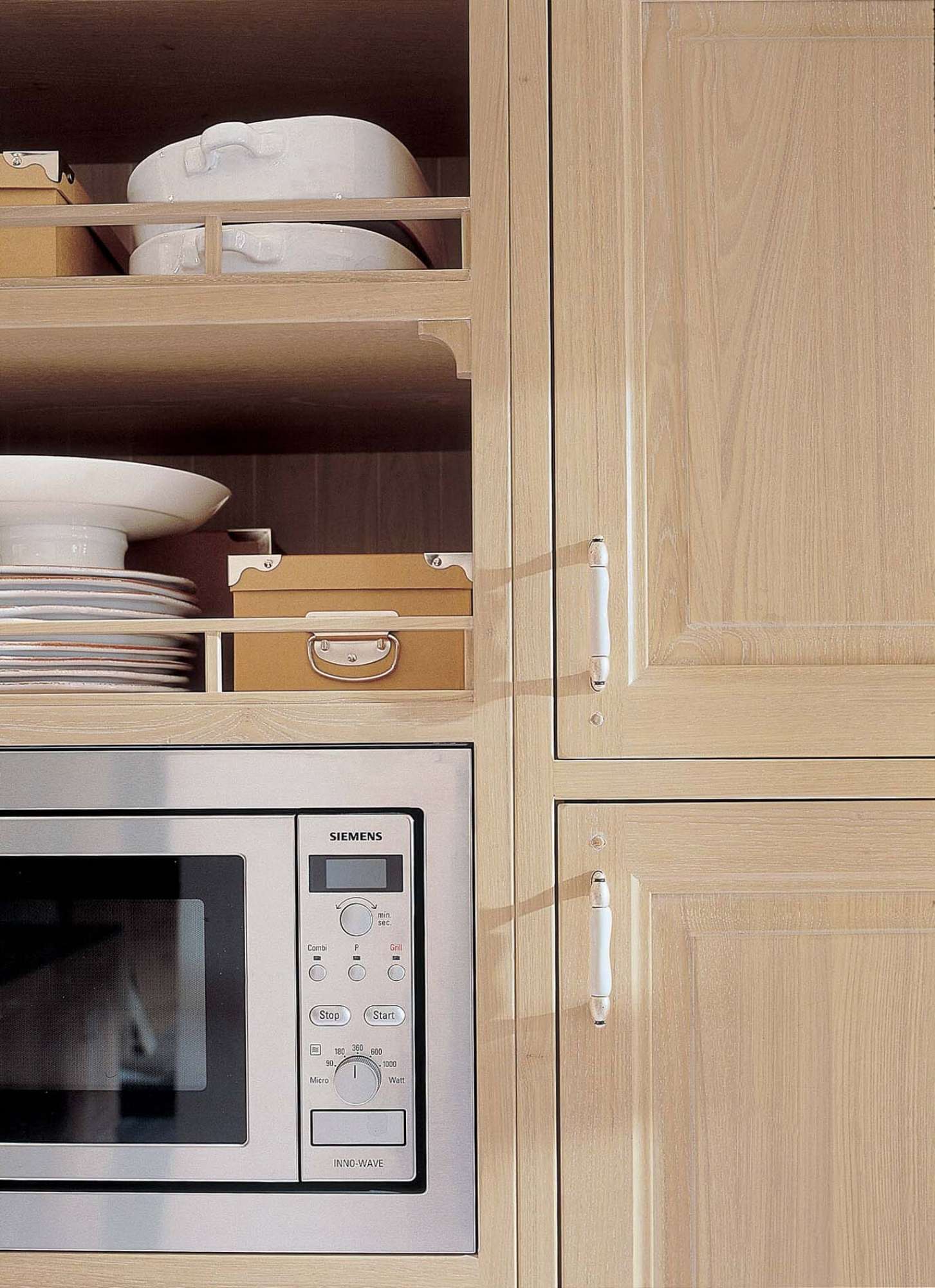 Cucina su misura in legno massiccio, dettaglio finiture pensili, design Martini Verona