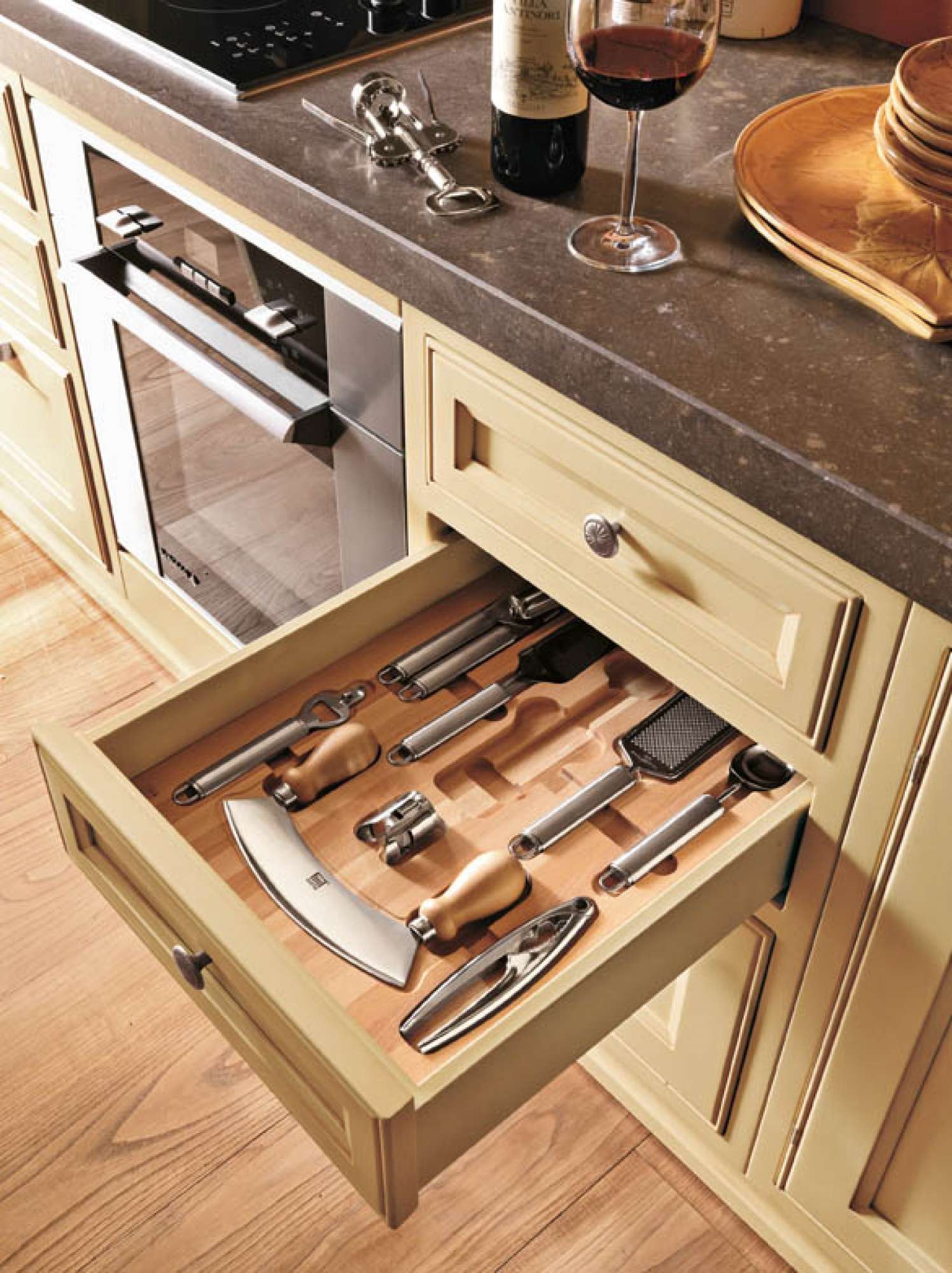 Cucina su misura in legno massiccio senape con top in quarzite, dettaglio cassetto, design Martini Verona