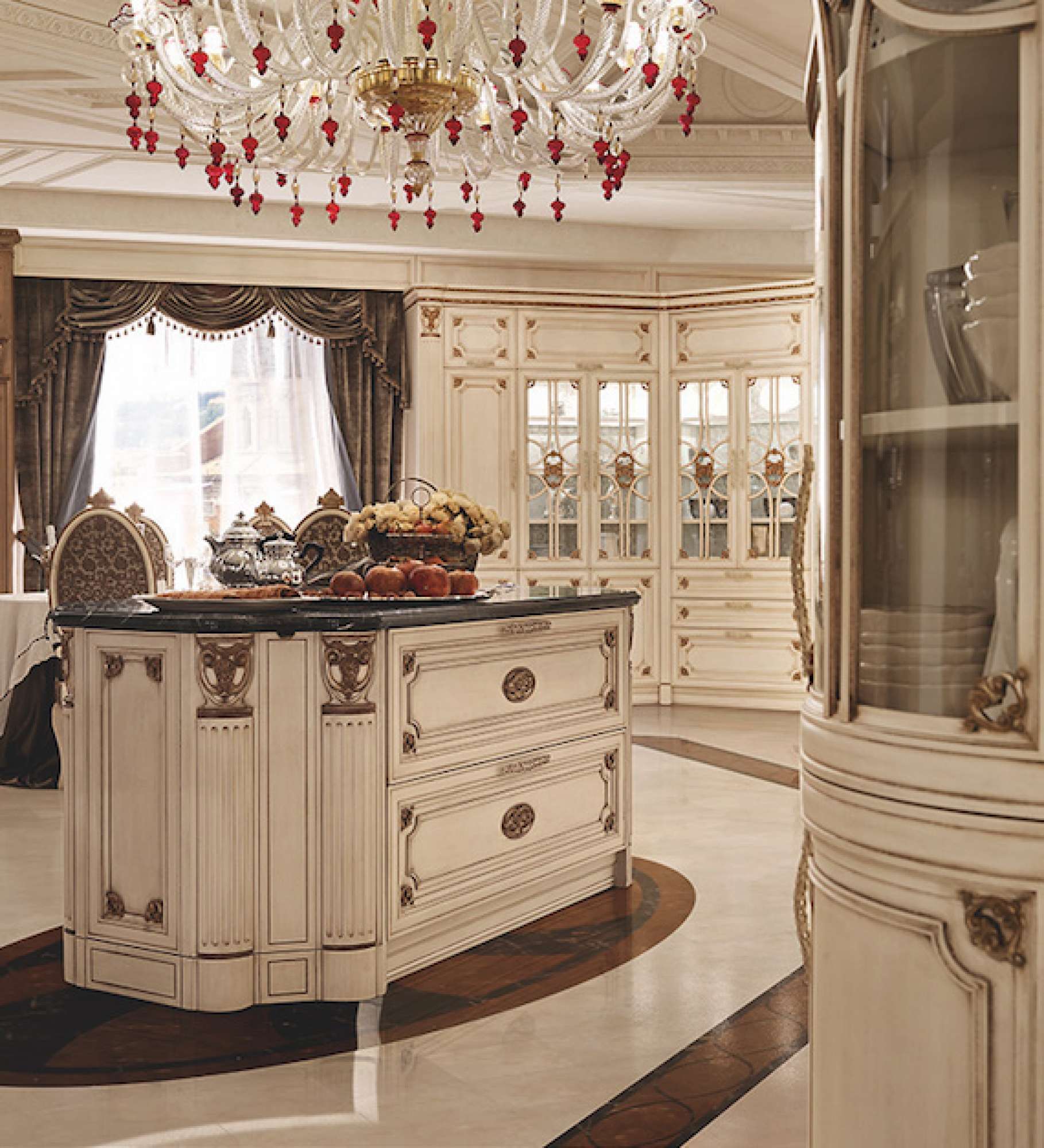 Cucina su misura di lusso laccata vaniglia vintage con decori in foglia oro, design Martini Verona