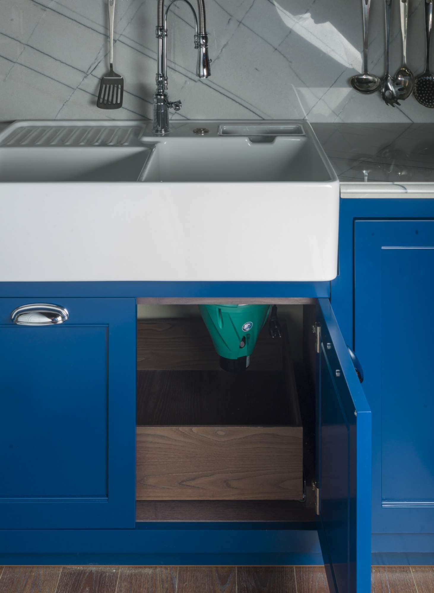 Cucina su misura stile shaker in legno massiccio e laccatura blu e bianca, dettaglio lavello, design Martini Verona