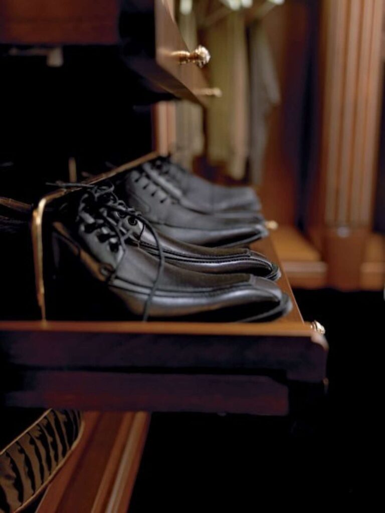 Cabina armadio su misura di lusso in ciliegio, dettaglio cassetti, design Martini Verona