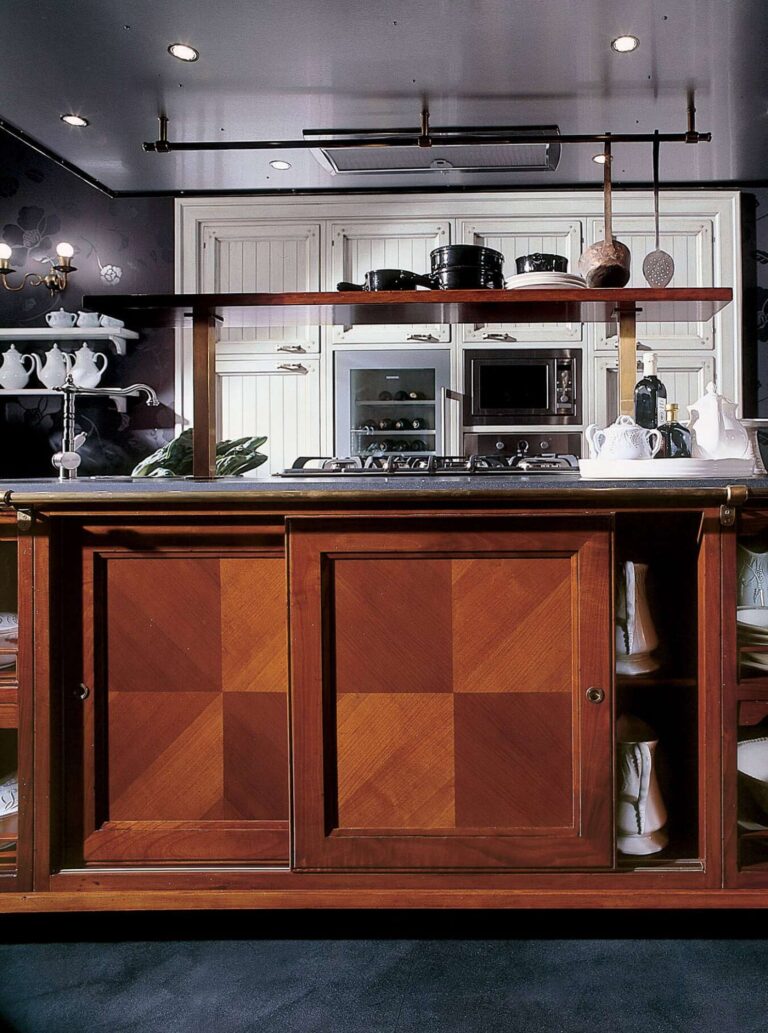 Cucina su misura in legno massiccio di castagno con isola in ciliegio, design Martini Verona