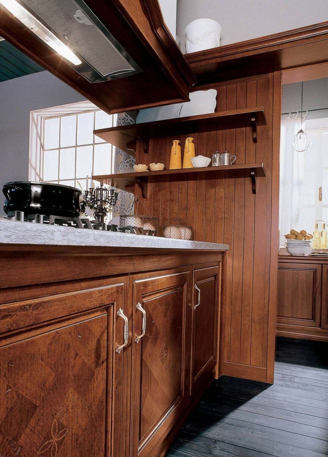 Cucina su misura di lusso in legno massiccio di noce, dettaglio ante, design Martini Verona