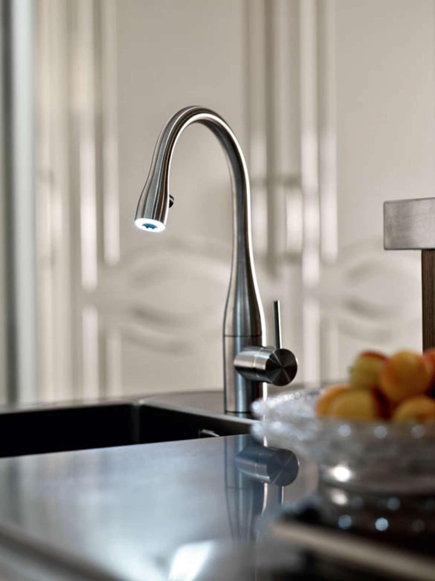 Cucina di lusso su misura laccata bianca, dettaglio rubinetto, design Martini Verona