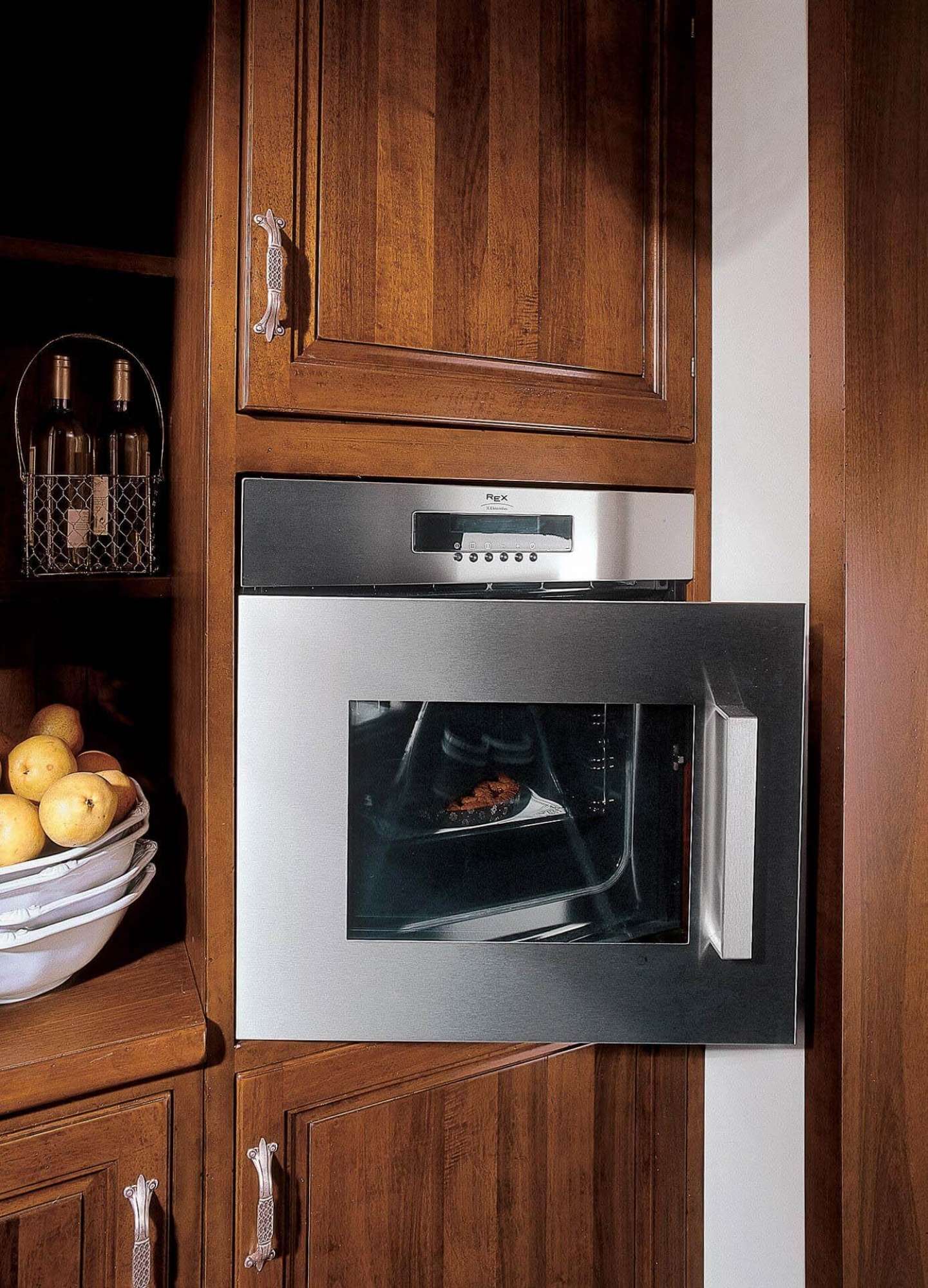 Cucina su misura di lusso in legno massiccio di noce, dettaglio forno incassato, design Martini Verona