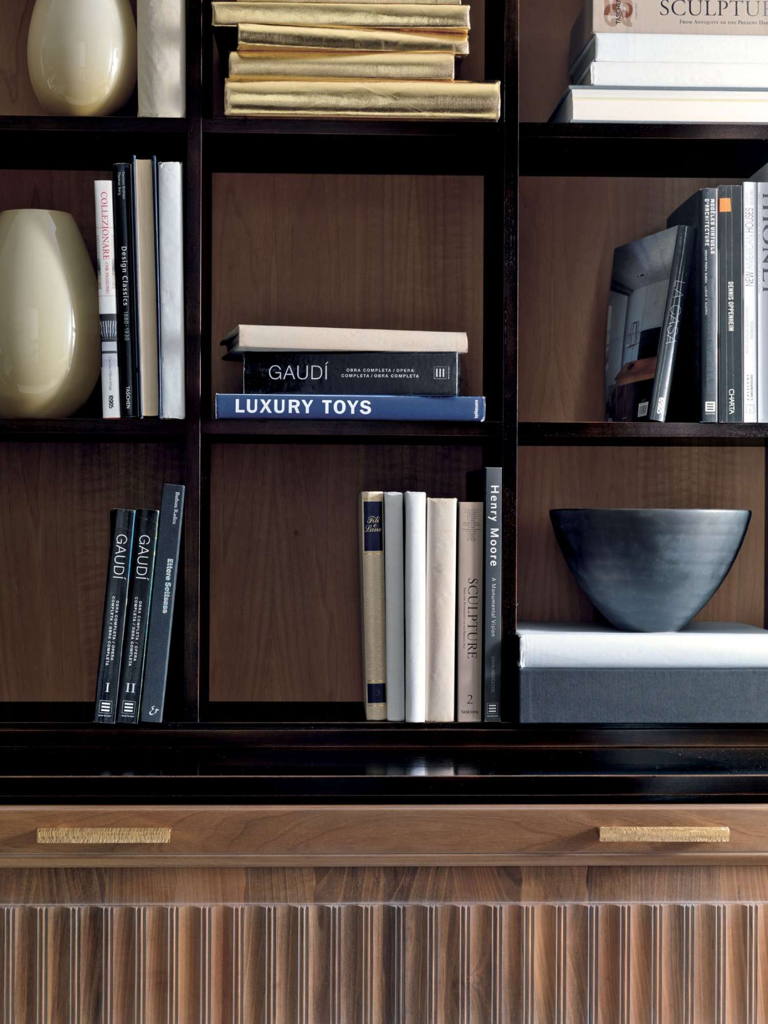 Mobili per zona giorno classico di lusso su misura, dettaglio libreria, design Martini Verona