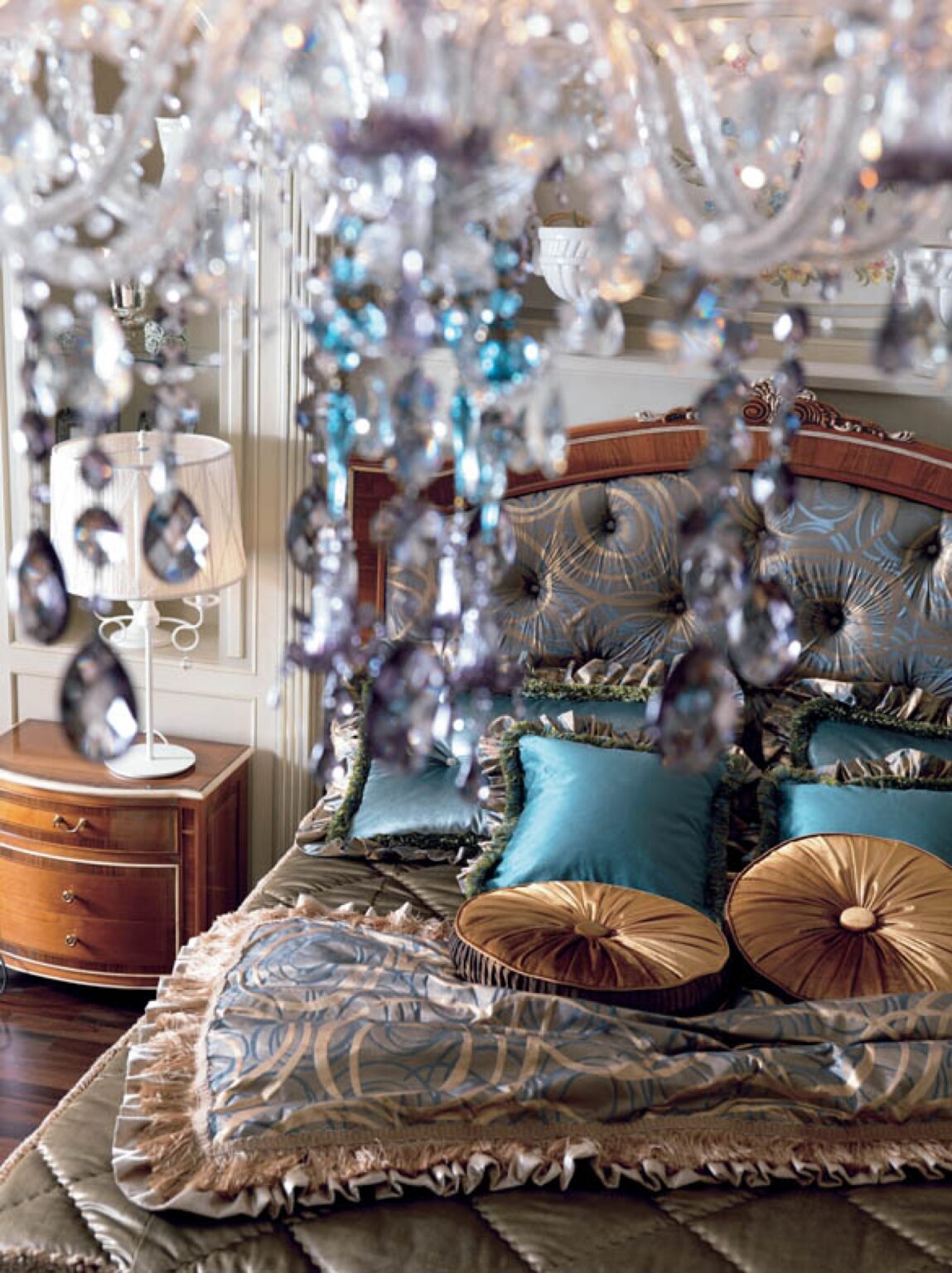 Camera da letto su misura di lusso classica con intagli a mano, design Martini Verona