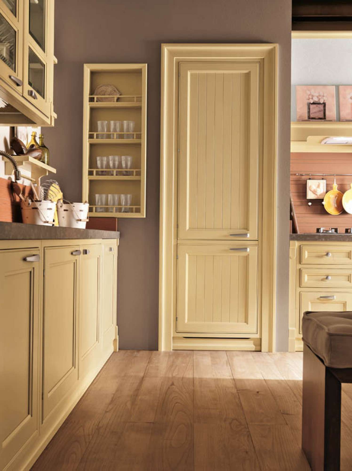 Cucina su misura in legno massiccio senape con top in quarzite, design Martini Verona