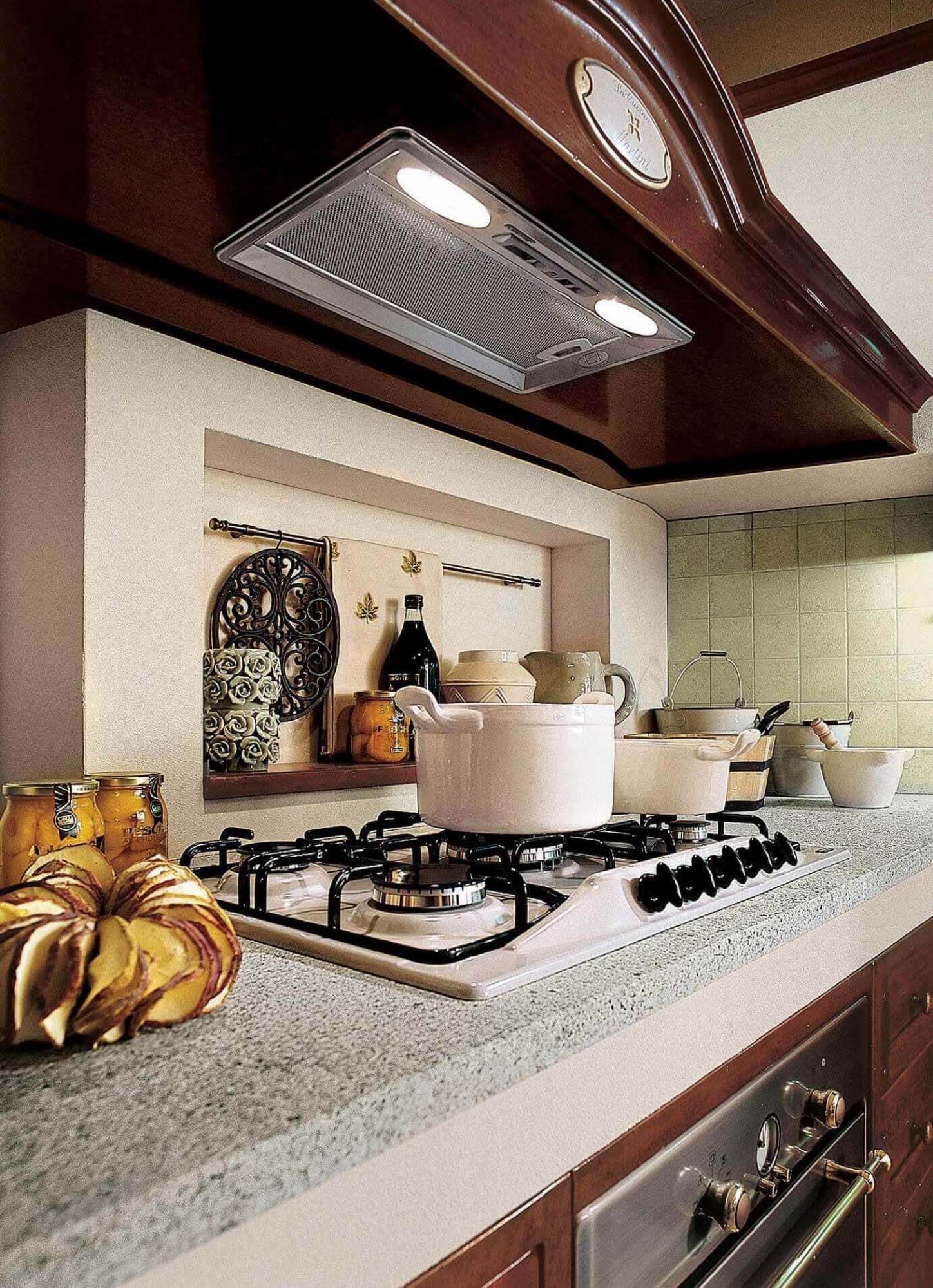 Cucina su misura in stile arte povera (rurale) in legno massiccio, dettaglio area cottura e cappa, design Martini Verona