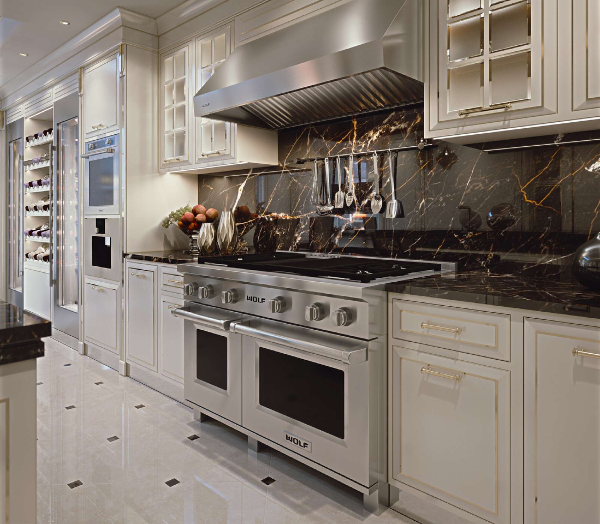 Cucina con isola su misura laccata bianca e top in marmo, dettaglio zona cottura, design Martini Verona