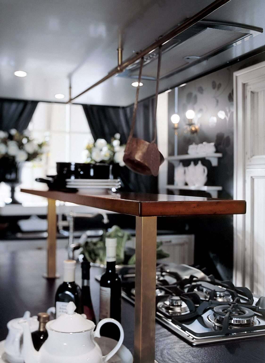 Cucina su misura in legno massiccio di castagno con isola in ciliegio, design Martini Verona