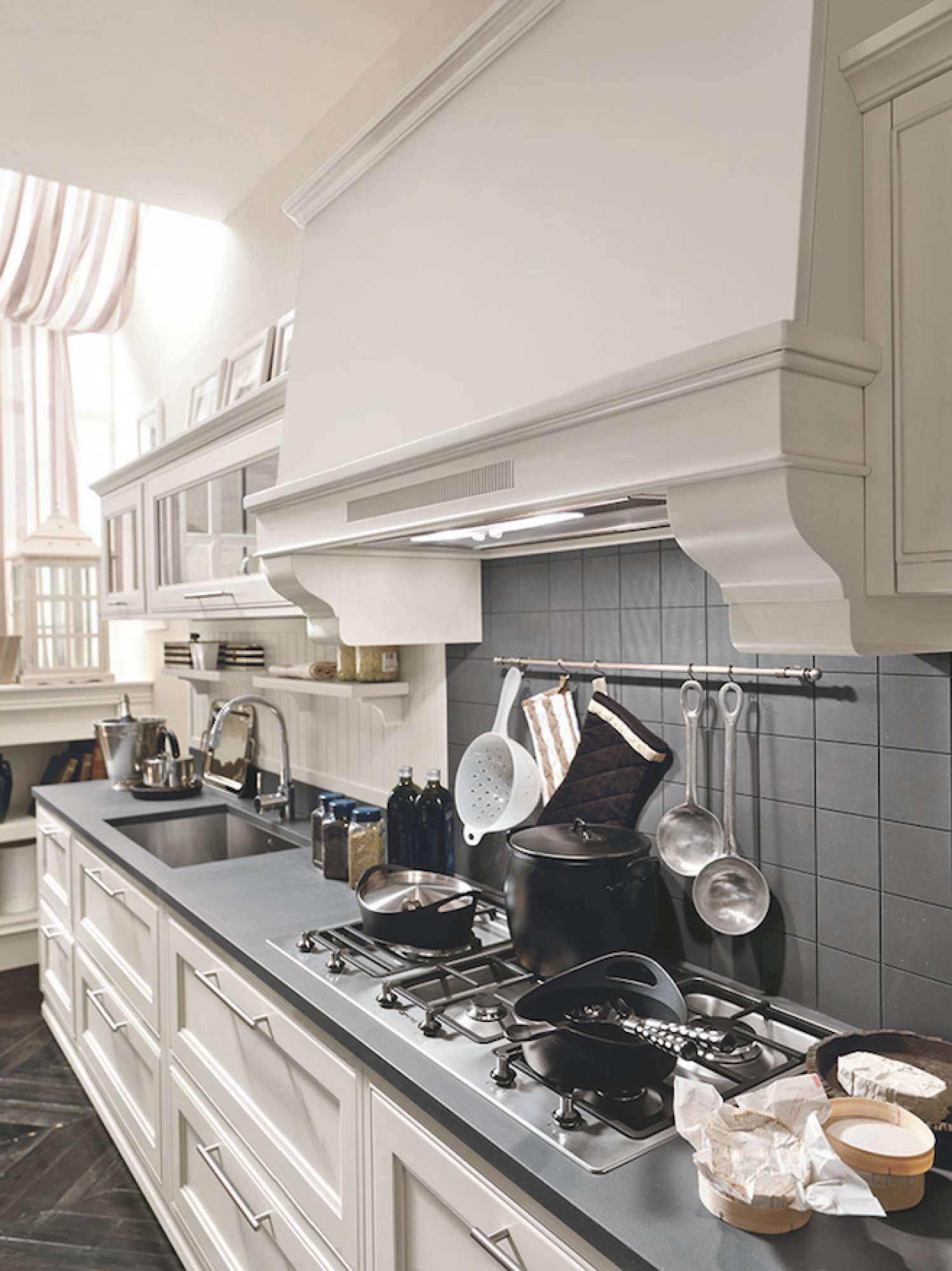 Cucina su misura in legno massello laccato e top in quarzite, dettaglio zona cottura, design Martini Verona