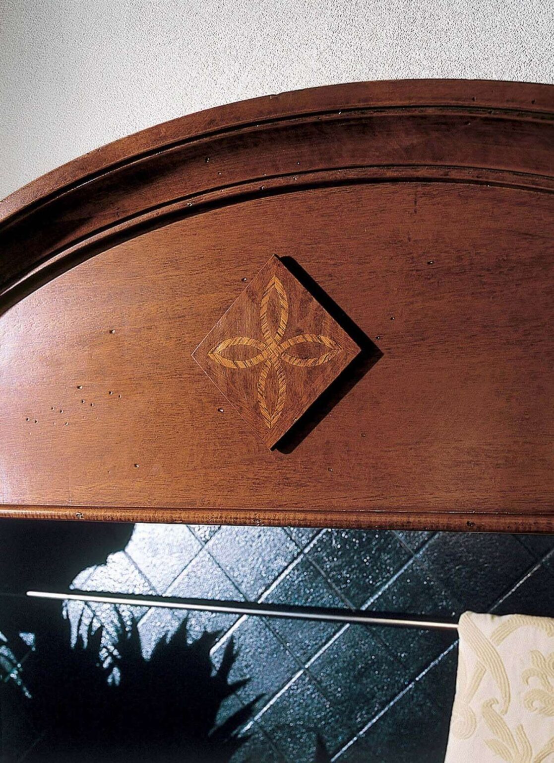 Cucina su misura di lusso in legno massiccio di noce, dettaglio cappa e paraschizzi, design Martini Verona