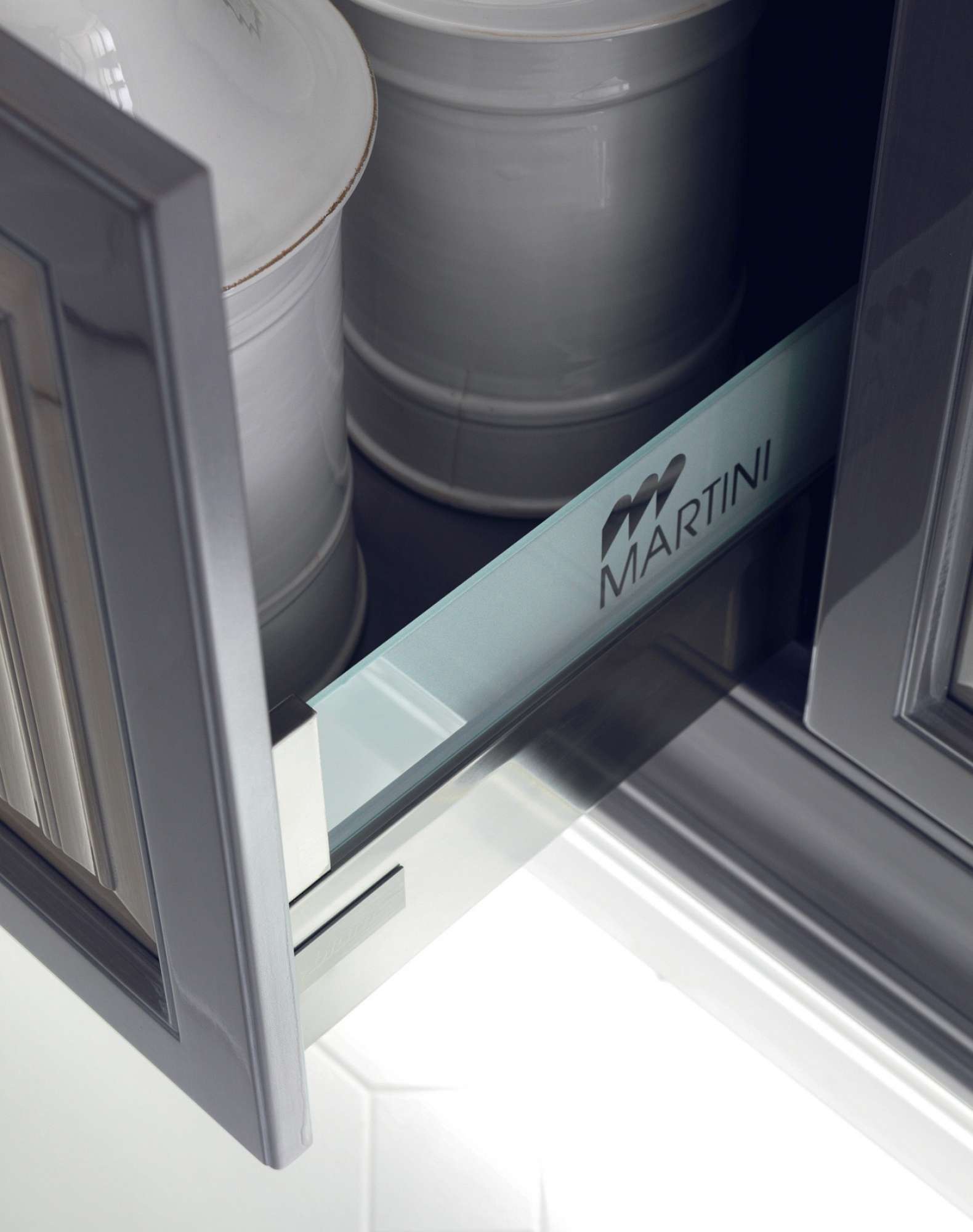 Cucina su misura contemporanea grigia lucido con finiture in vetro, dettaglio cassetto, design Martini Verona