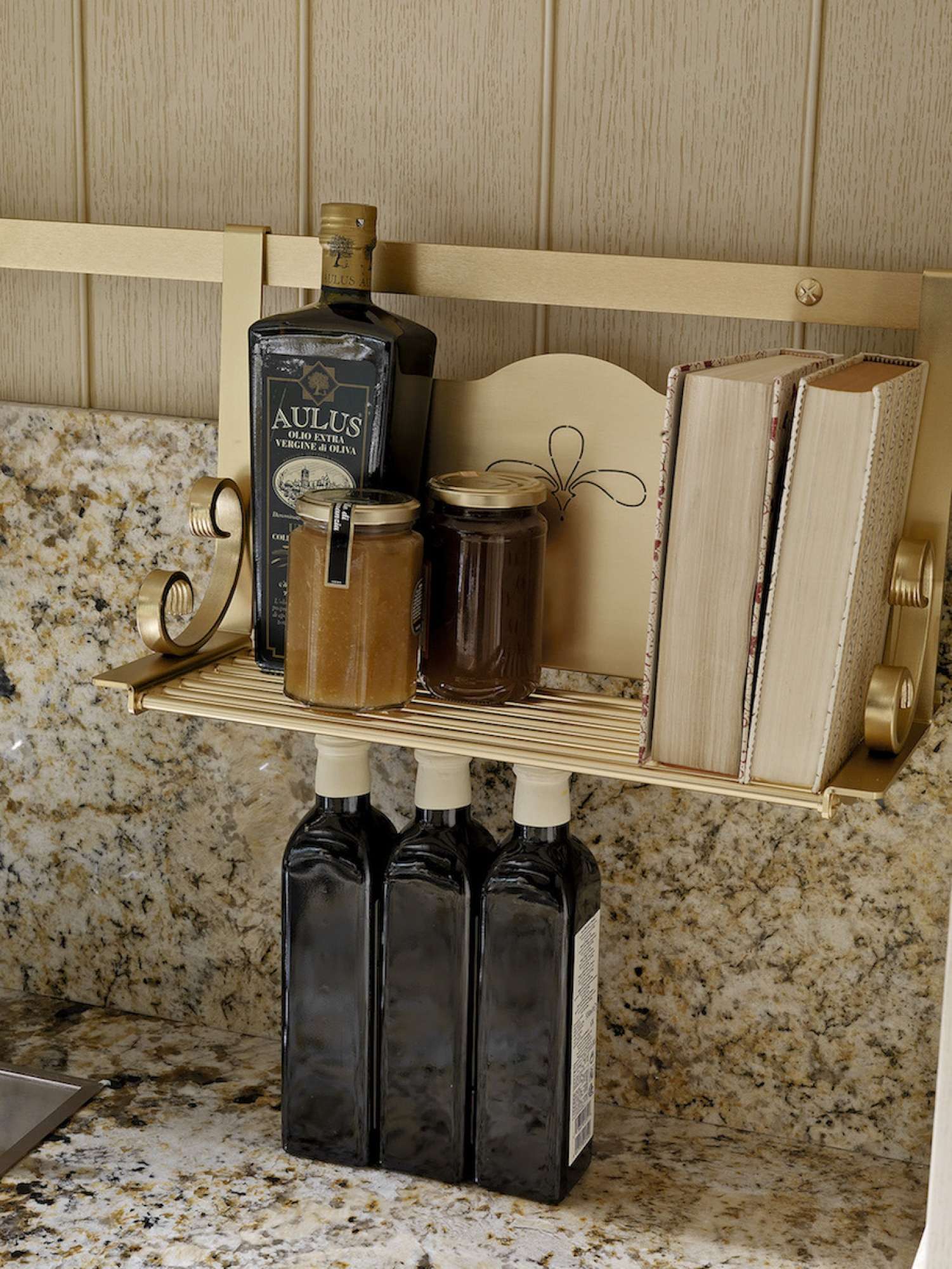 Cucina di lusso su misura in rovere con intagli e finiture dorate, design Martini Verona