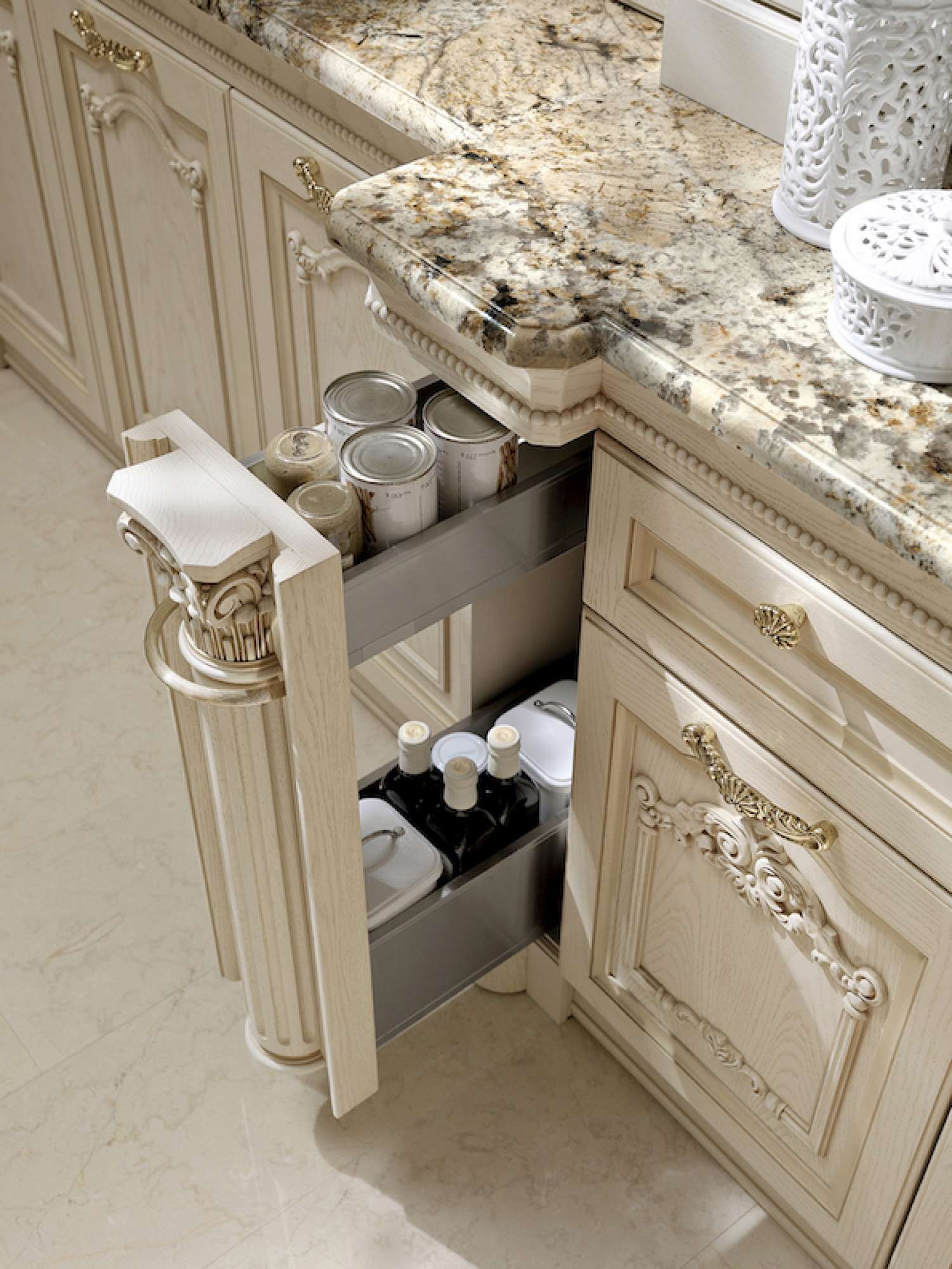 Cucina di lusso su misura in rovere con intagli e finiture dorate, dettagli pensili, design Martini Verona