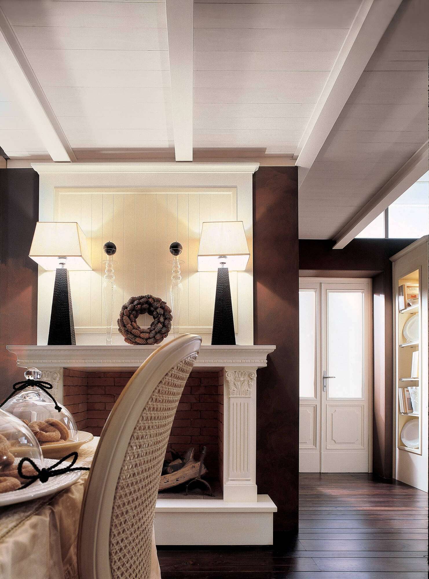 Cucina e sala da pranzo su misura in ciliegio con finiture di laccatura moka, dettaglio camino, design Martini Verona