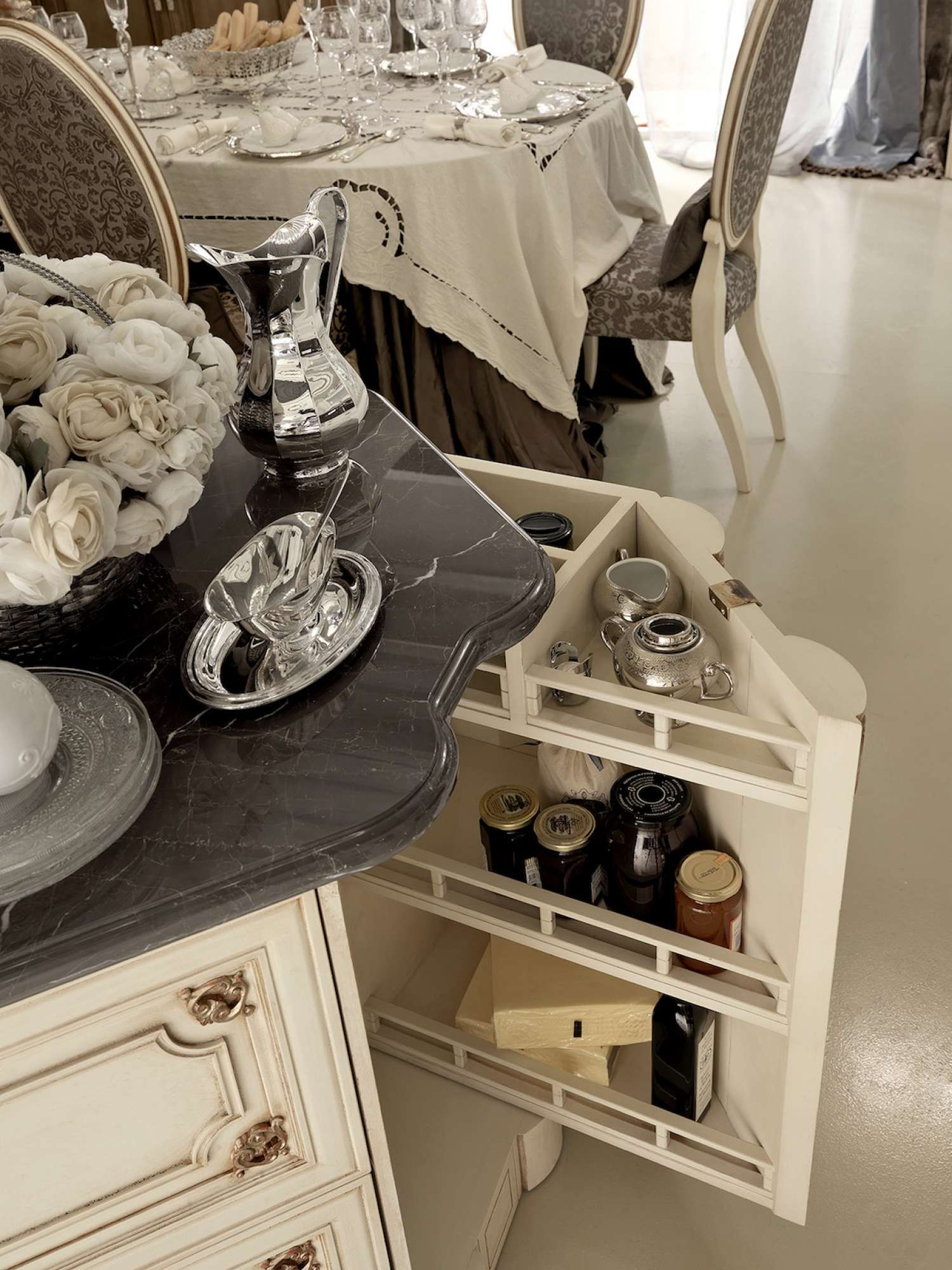 Cucina su misura di lusso laccata vaniglia vintage con decori in foglia oro, design Martini Verona