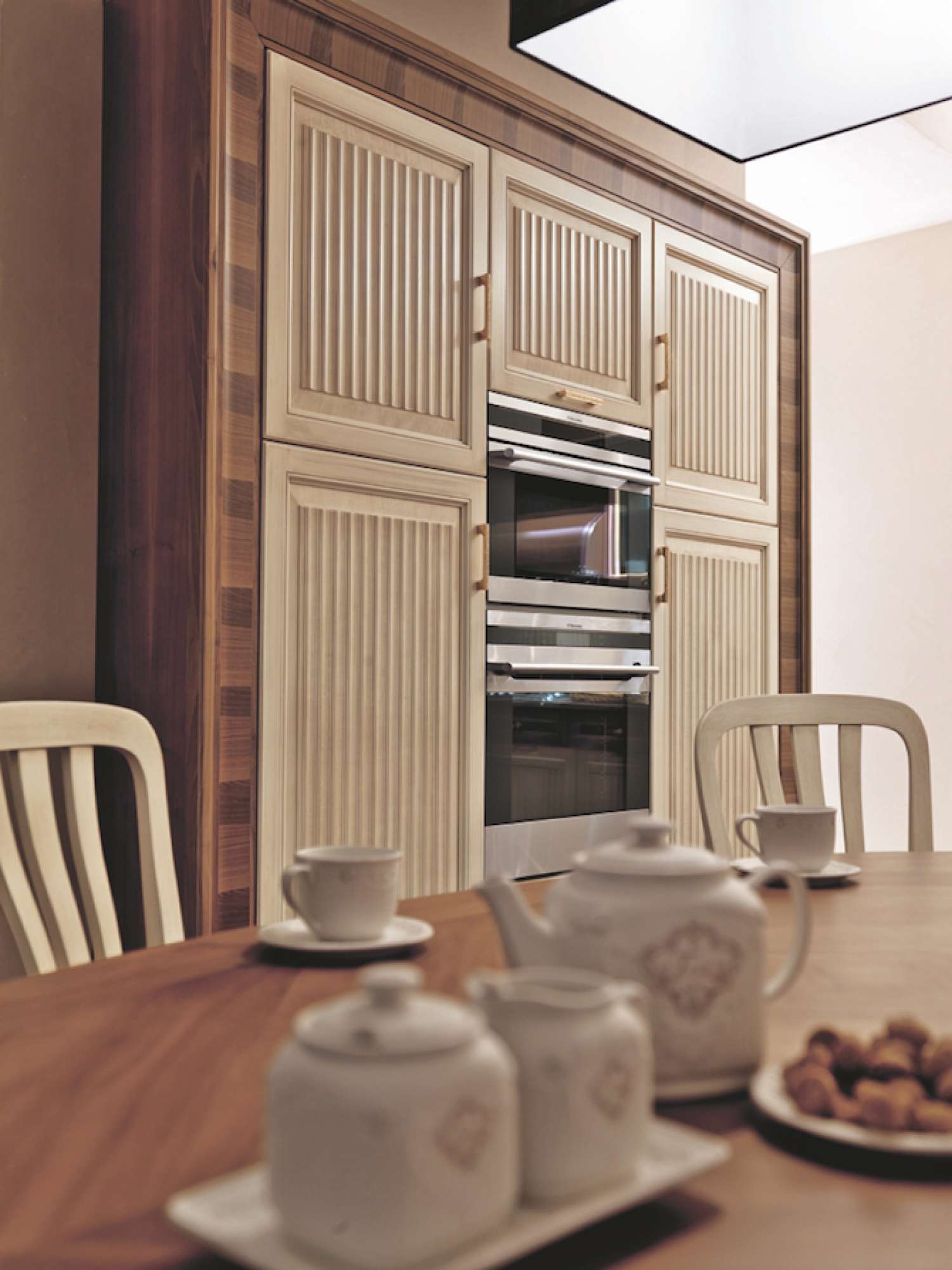 Cucina su misura moderna in noce crudo con finiture laccate, design Martini Verona