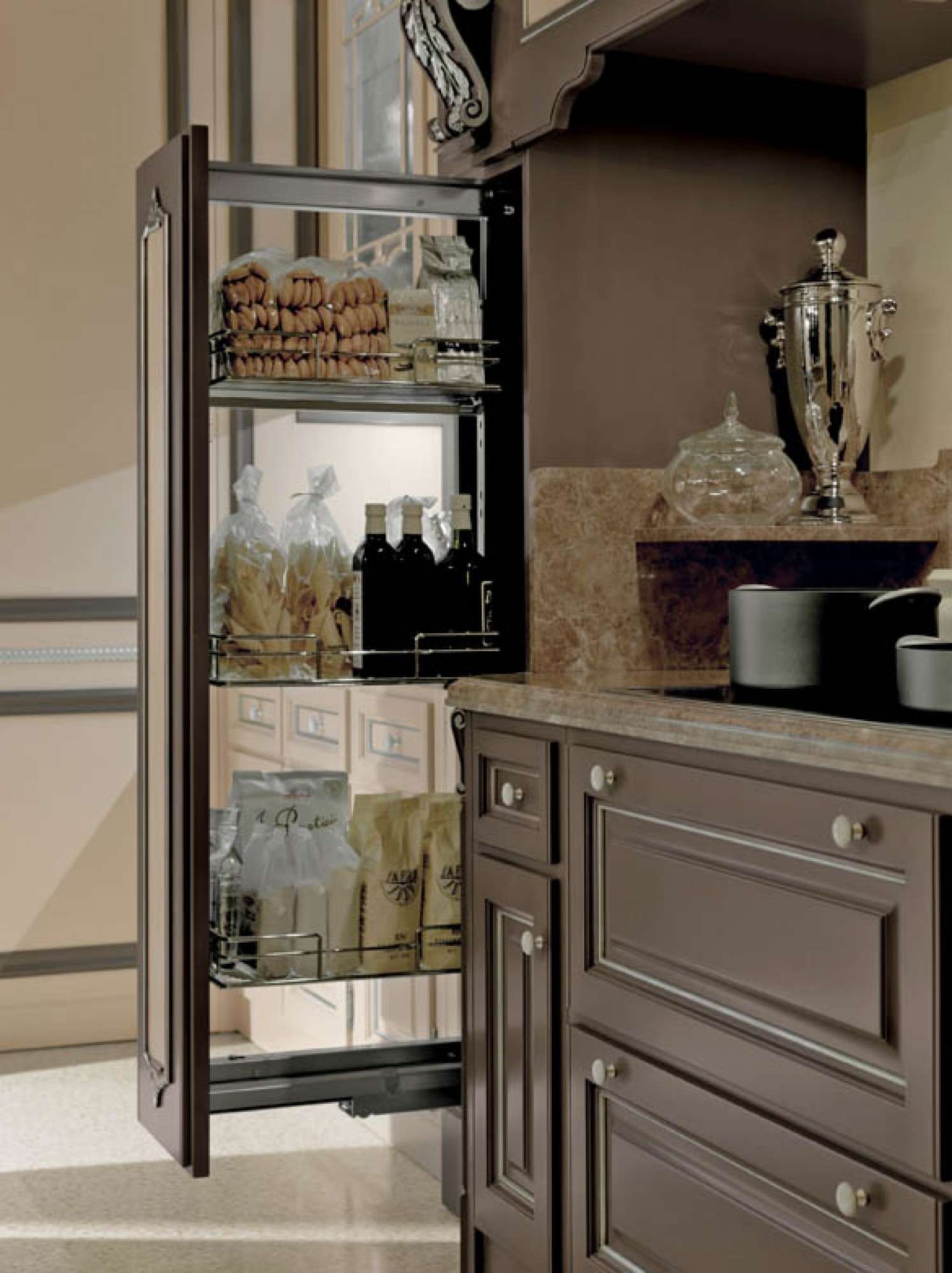 Cucina su misura laccata nocciola con decori in foglia argento, design Martini Verona