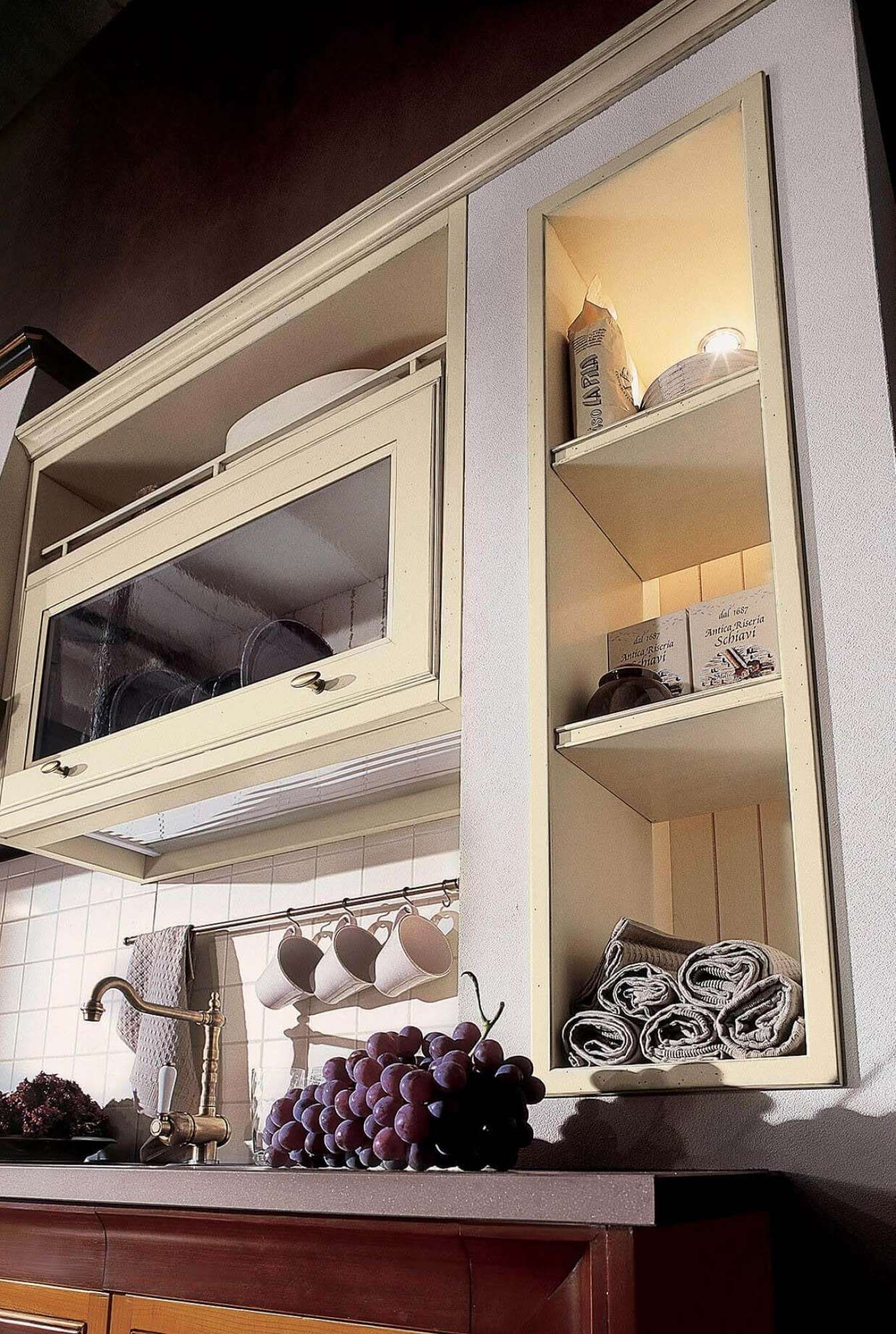 Cucina su misura in ciliegio con finiture di laccatura moka, dettaglio pensili, design Martini Verona