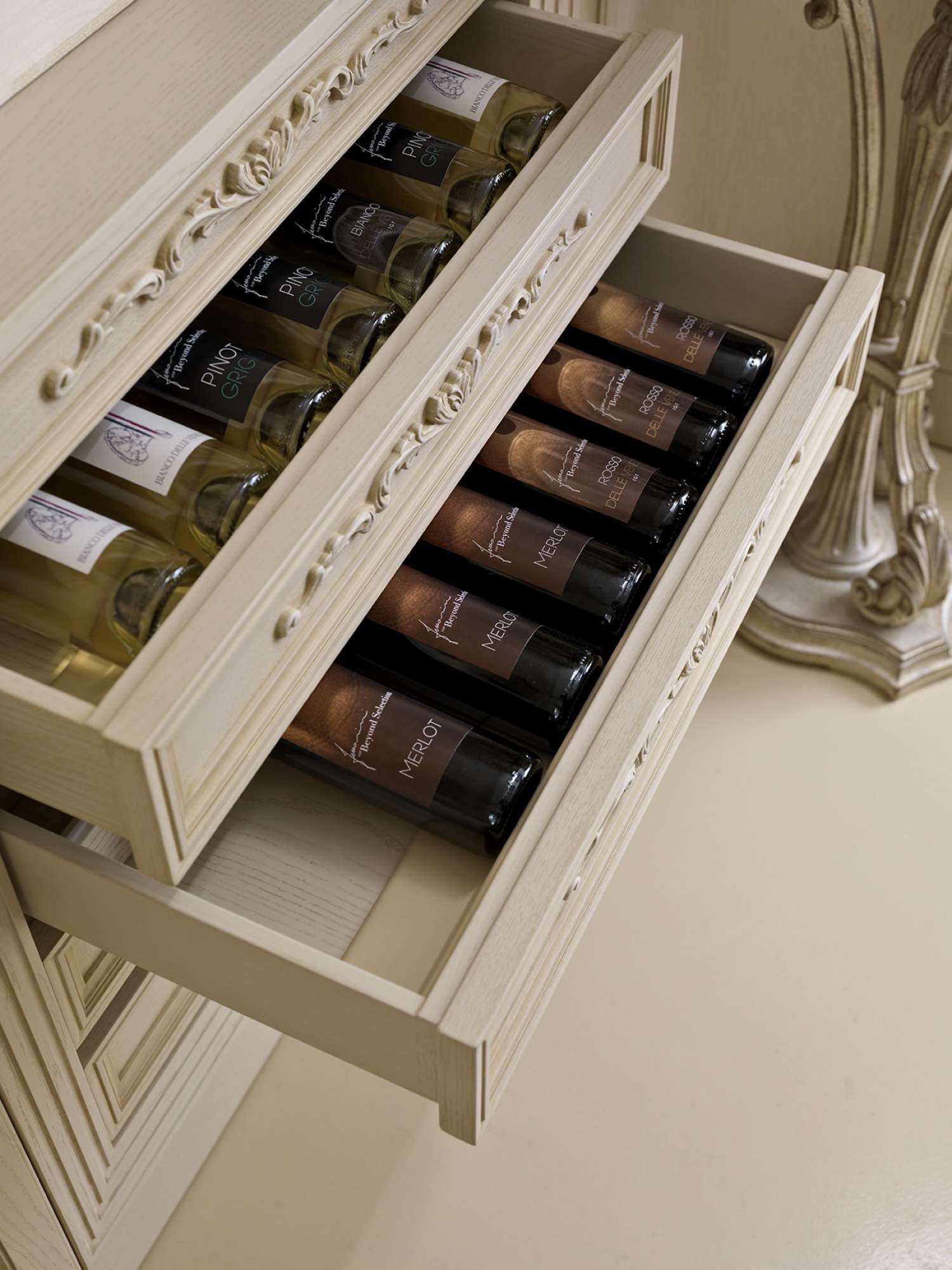 Cucina di lusso su misura in rovere con intagli e finiture dorate, dettaglio cantinetta vino, design Martini Verona