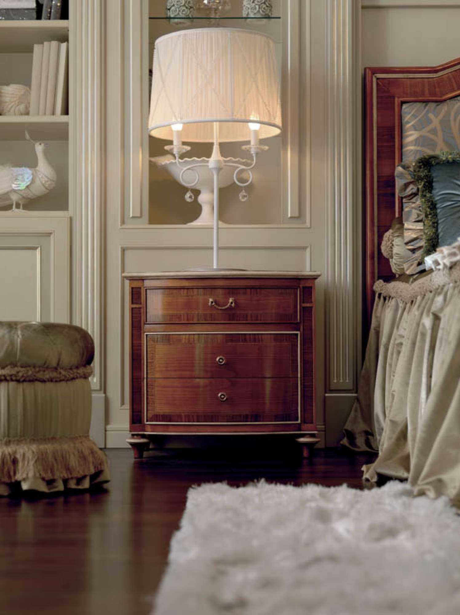 Camera da letto su misura di lusso classica con intagli a mano, design Martini Verona